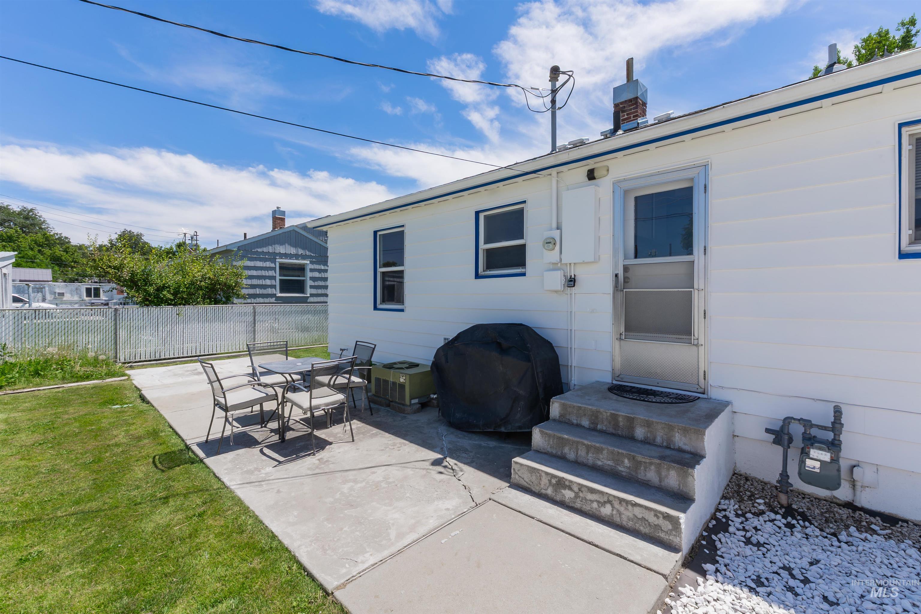 114 Sunnyside Dr, Caldwell, Idaho 83605, 2 Bedrooms, 1 Bathroom, Residential For Sale, Price $289,900,MLS 98992724