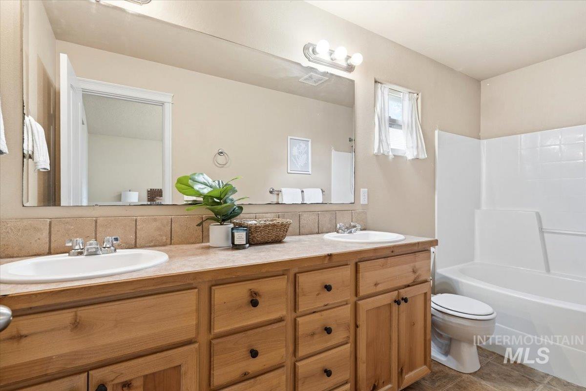 10110 W Holt, Boise, Idaho 83704, 3 Bedrooms, 2 Bathrooms, Residential For Sale, Price $420,000, 98992741