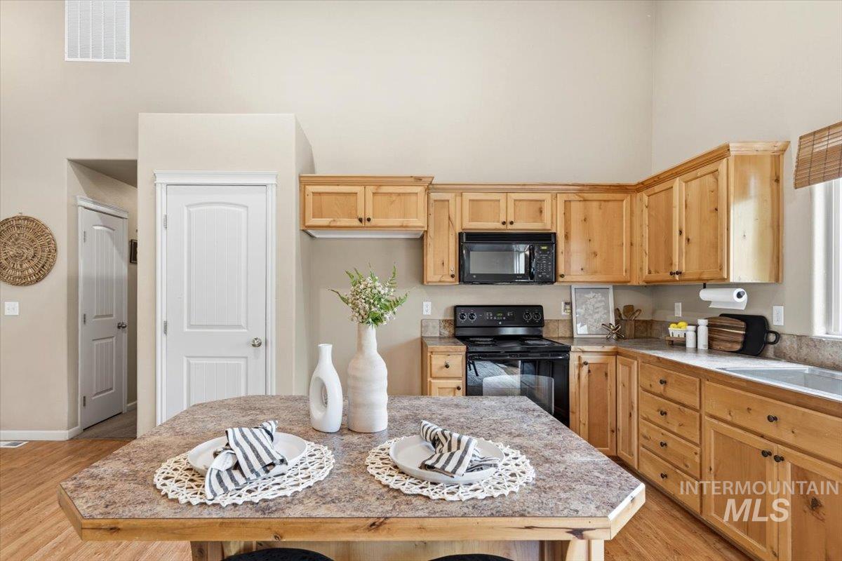 10110 W Holt, Boise, Idaho 83704, 3 Bedrooms, 2 Bathrooms, Residential For Sale, Price $420,000, 98992741