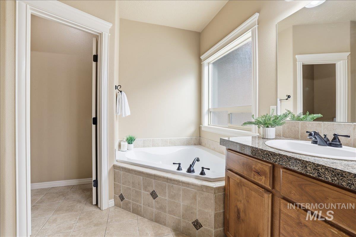 11739 W Creekrapids Dr, Star, Idaho 83669, 4 Bedrooms, 3 Bathrooms, Residential For Sale, Price $689,000,MLS 98992764