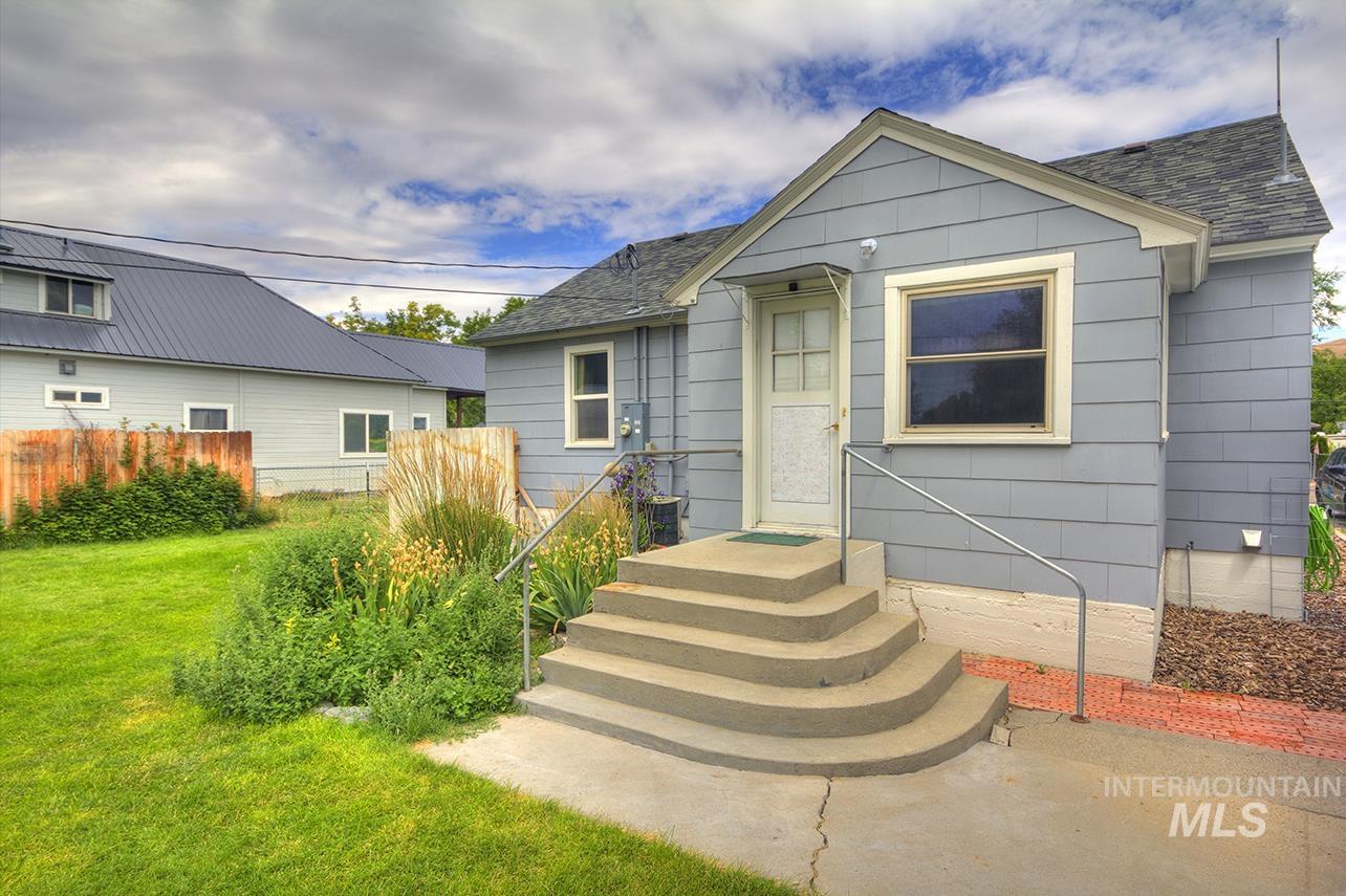 351 W Main Street South, Vale, Oregon 97918, 4 Bedrooms, 2 Bathrooms, Residential For Sale, Price $305,000,MLS 98992786