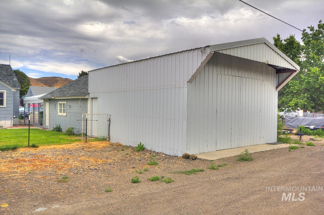 351 W Main Street South, Vale, Oregon 97918, 4 Bedrooms, 2 Bathrooms, Residential For Sale, Price $305,000,MLS 98992786