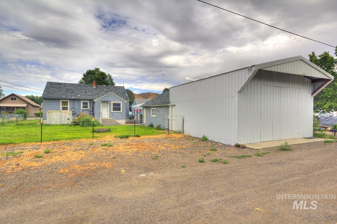 351 W Main Street South, Vale, Oregon 97918, 4 Bedrooms, 2 Bathrooms, Residential For Sale, Price $305,000,MLS 98992786