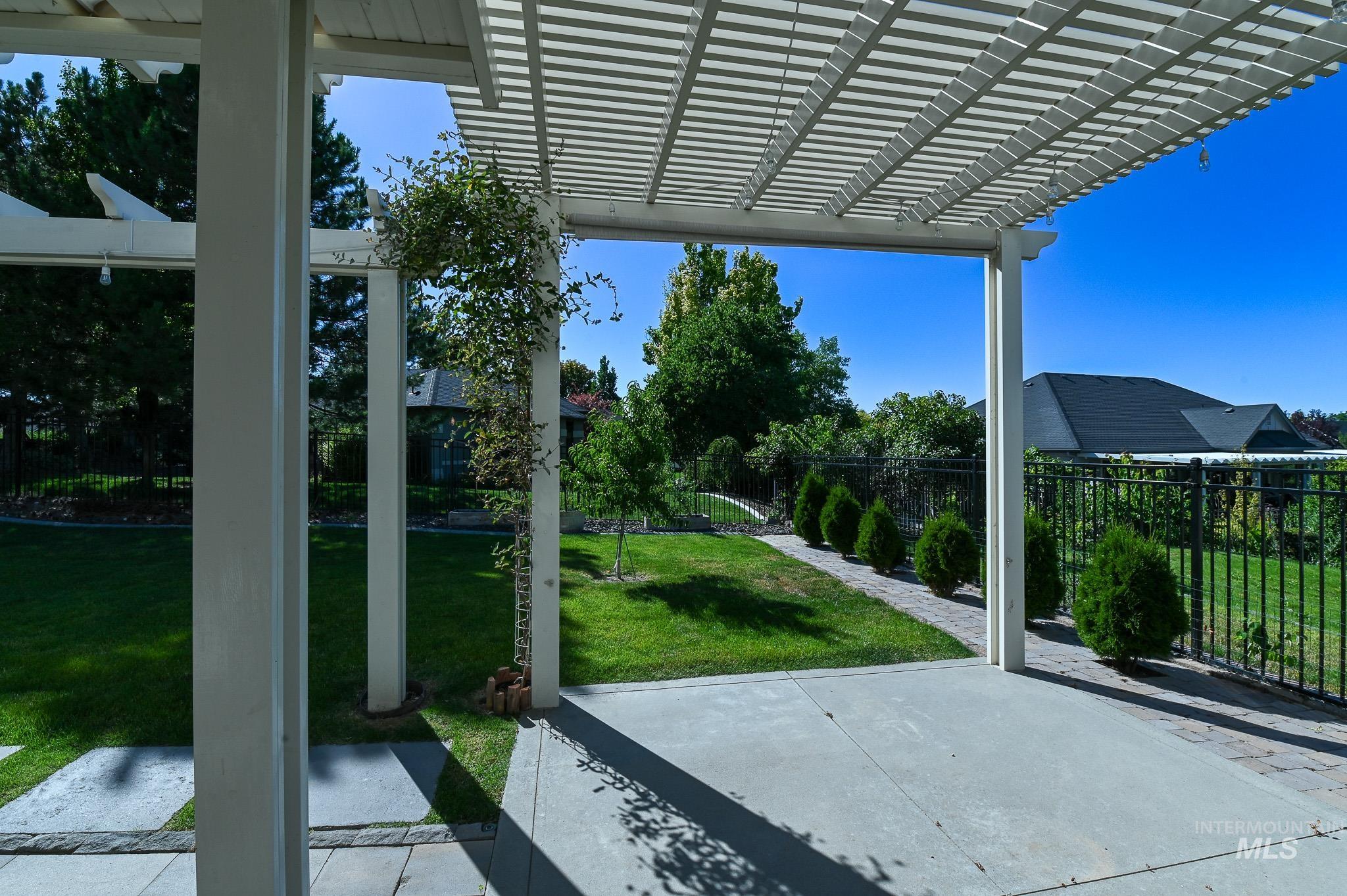 2813 S Bayhill Ct, Nampa, Idaho 83686, 3 Bedrooms, 3 Bathrooms, Residential For Sale, Price $589,000, 98992787