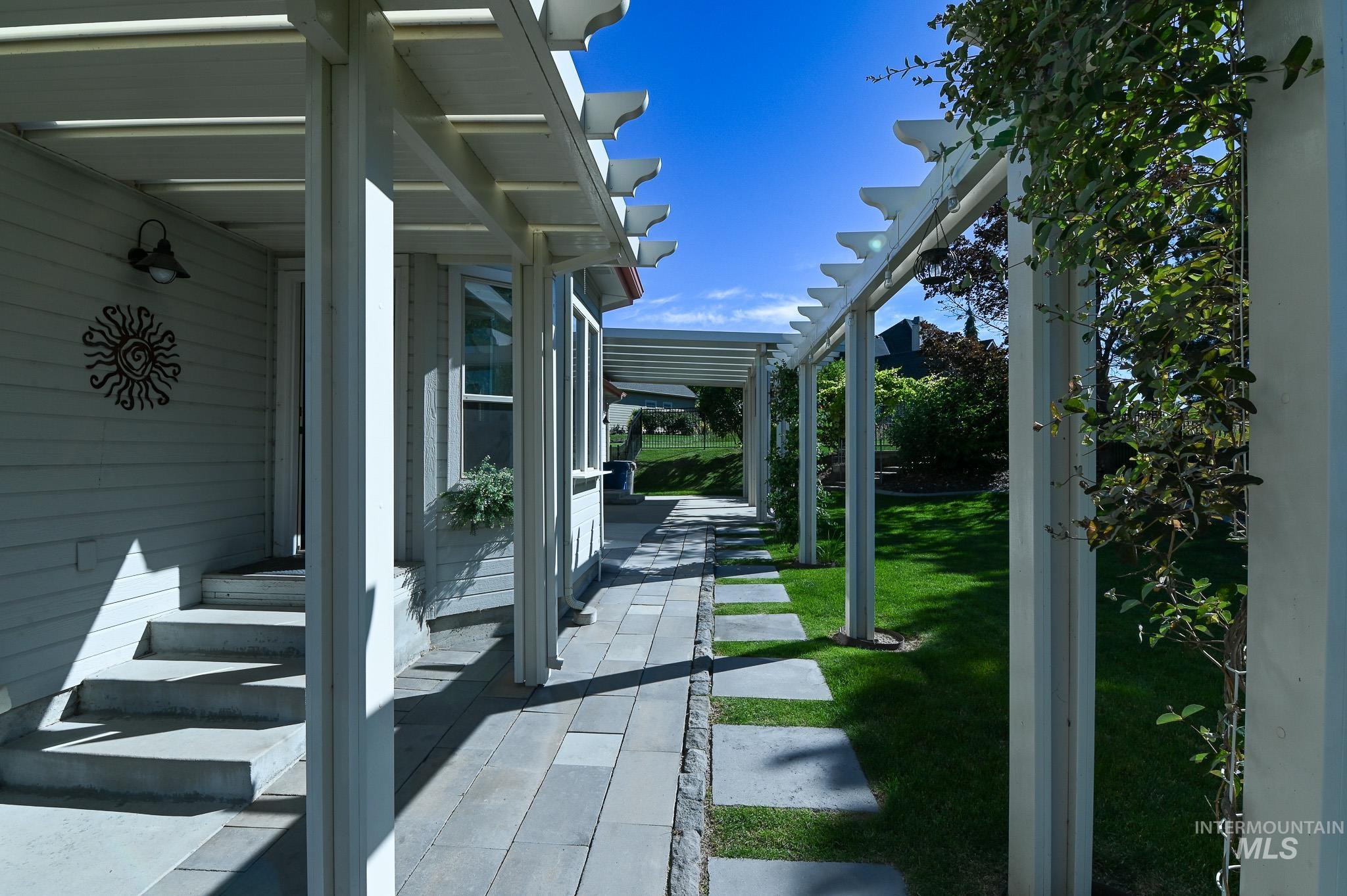 2813 S Bayhill Ct, Nampa, Idaho 83686, 3 Bedrooms, 3 Bathrooms, Residential For Sale, Price $589,000, 98992787