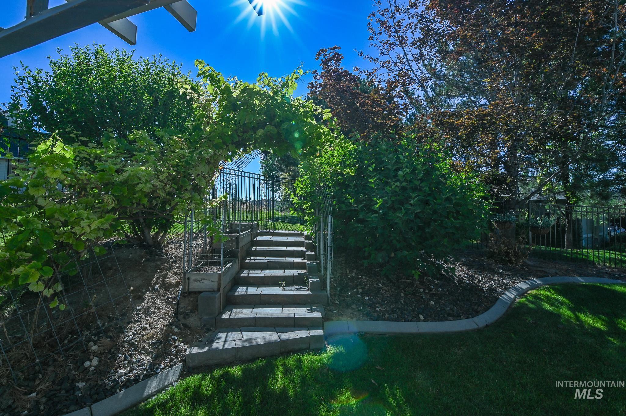 2813 S Bayhill Ct, Nampa, Idaho 83686, 3 Bedrooms, 3 Bathrooms, Residential For Sale, Price $589,000, 98992787