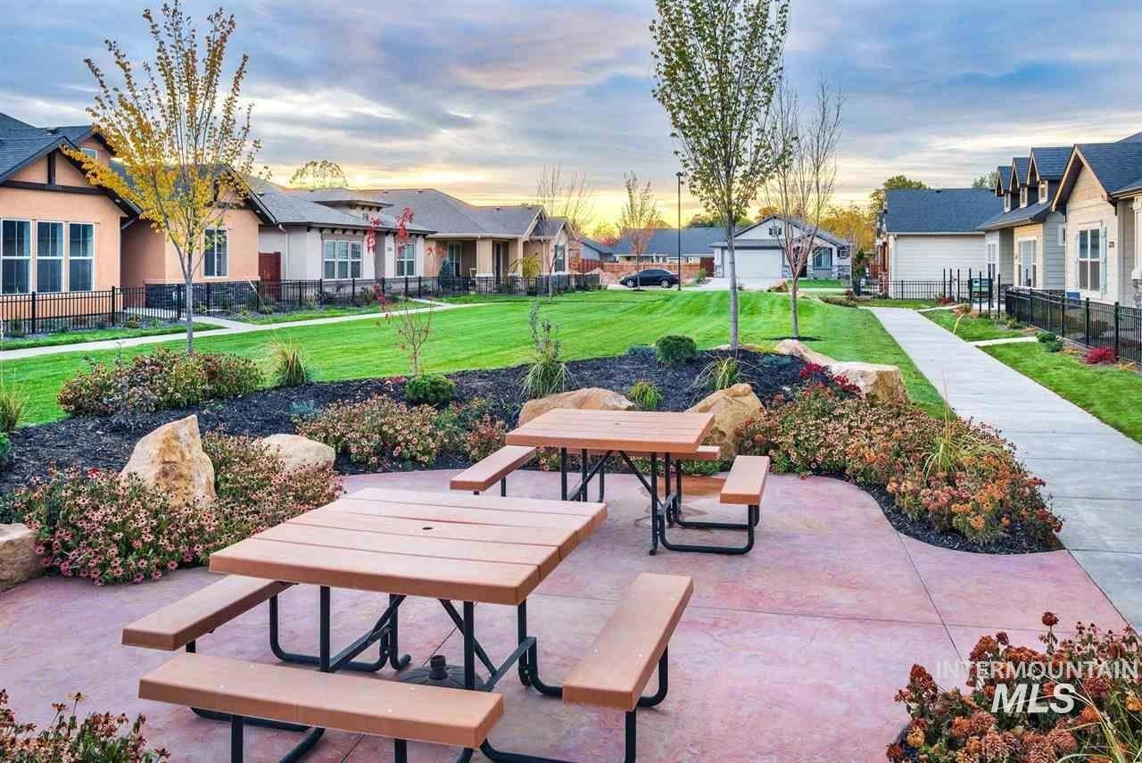 1484 E Summerplace St., Meridian, Idaho 83646, 3 Bedrooms, 2.5 Bathrooms, Residential For Sale, Price $524,000,MLS 98992805