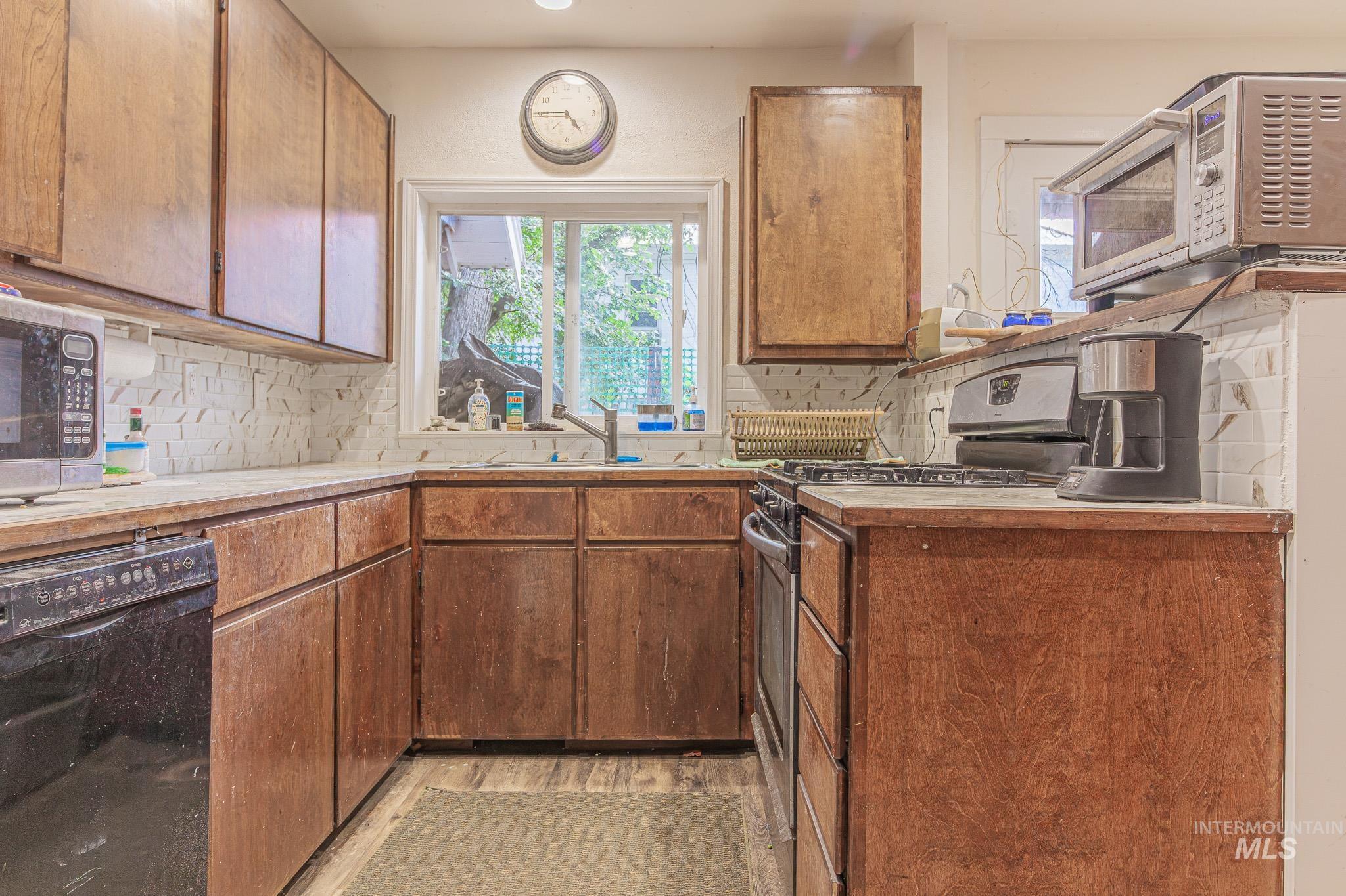 806 9th Ave., Lewiston, Idaho 83501, 6 Bedrooms, 2 Bathrooms, Residential For Sale, Price $424,900, 98992816
