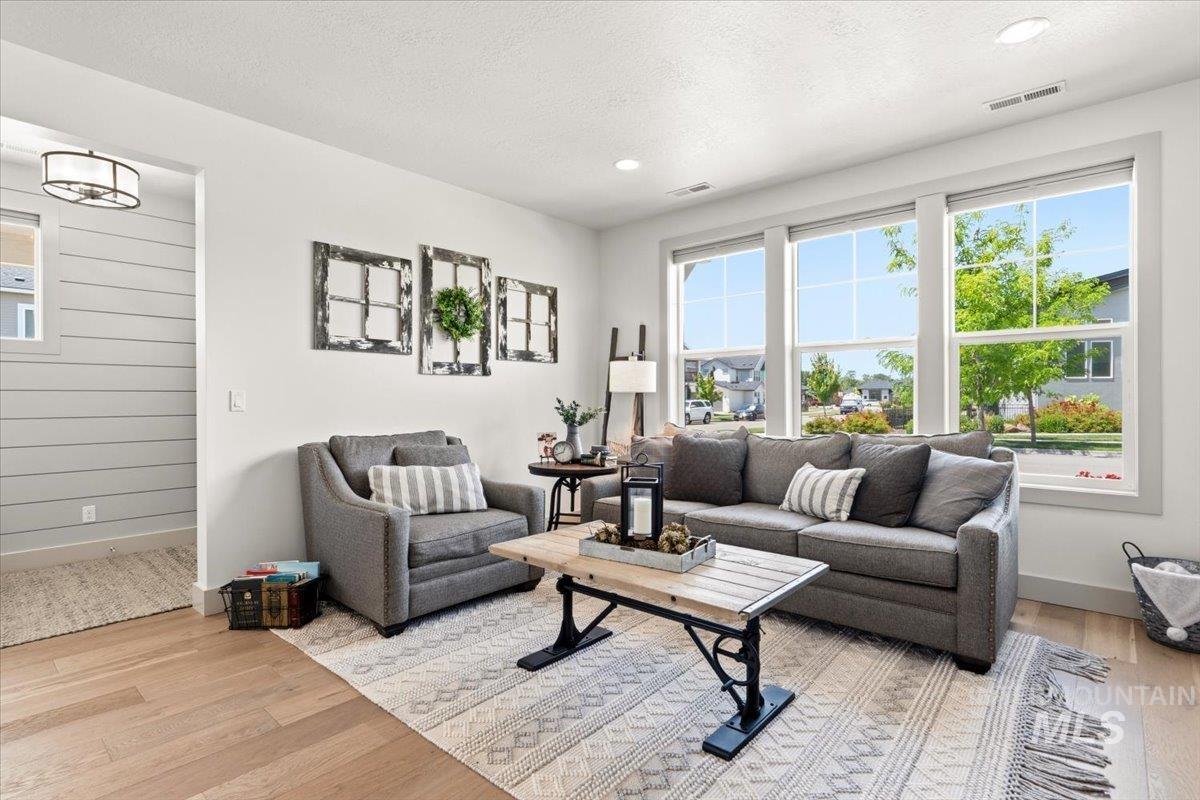 3794 S Single Tree Ave, Boise, Idaho 83716, 4 Bedrooms, 2.5 Bathrooms, Residential For Sale, Price $825,000,MLS 98992980
