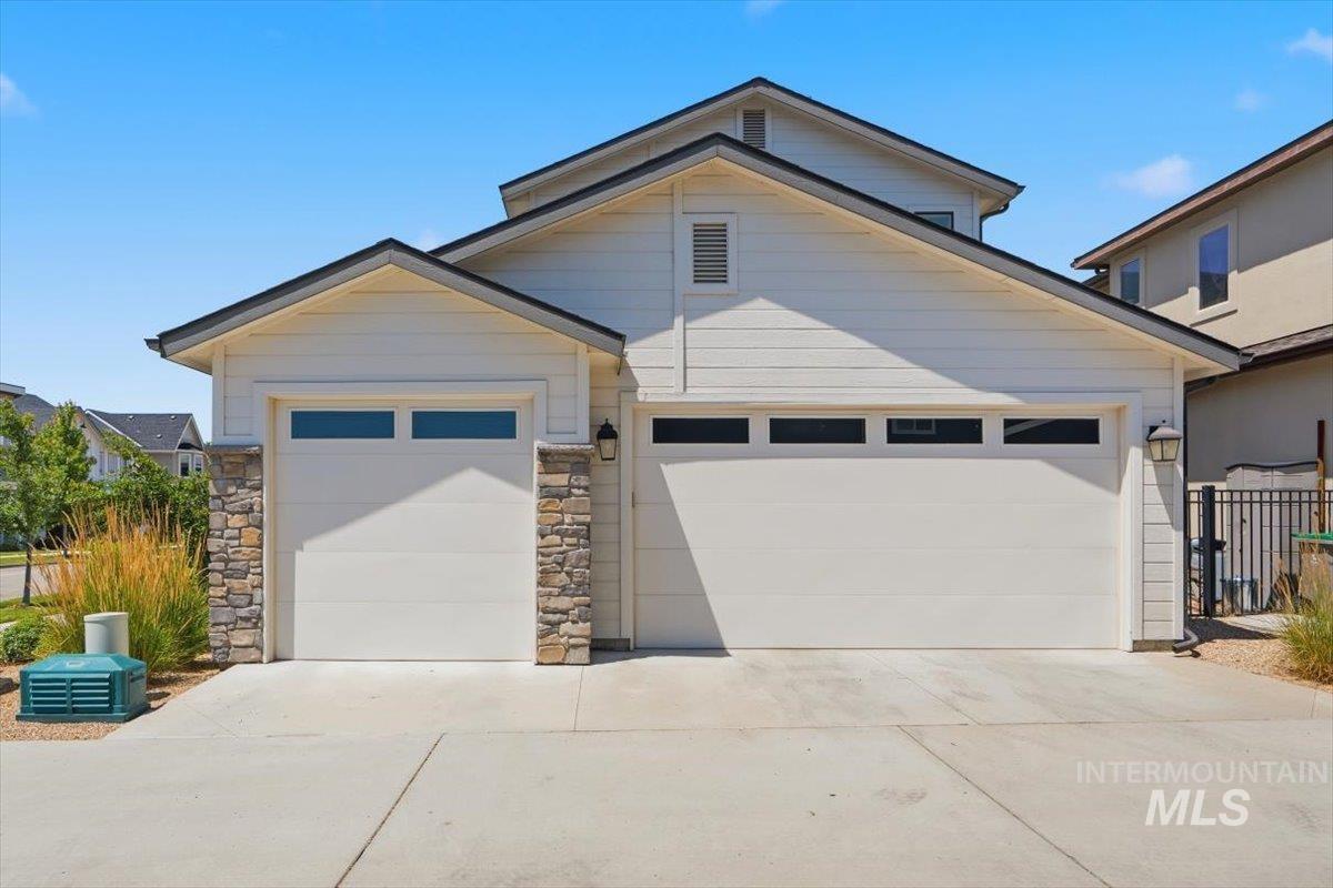 3794 S Single Tree Ave, Boise, Idaho 83716, 4 Bedrooms, 2.5 Bathrooms, Residential For Sale, Price $825,000,MLS 98992980
