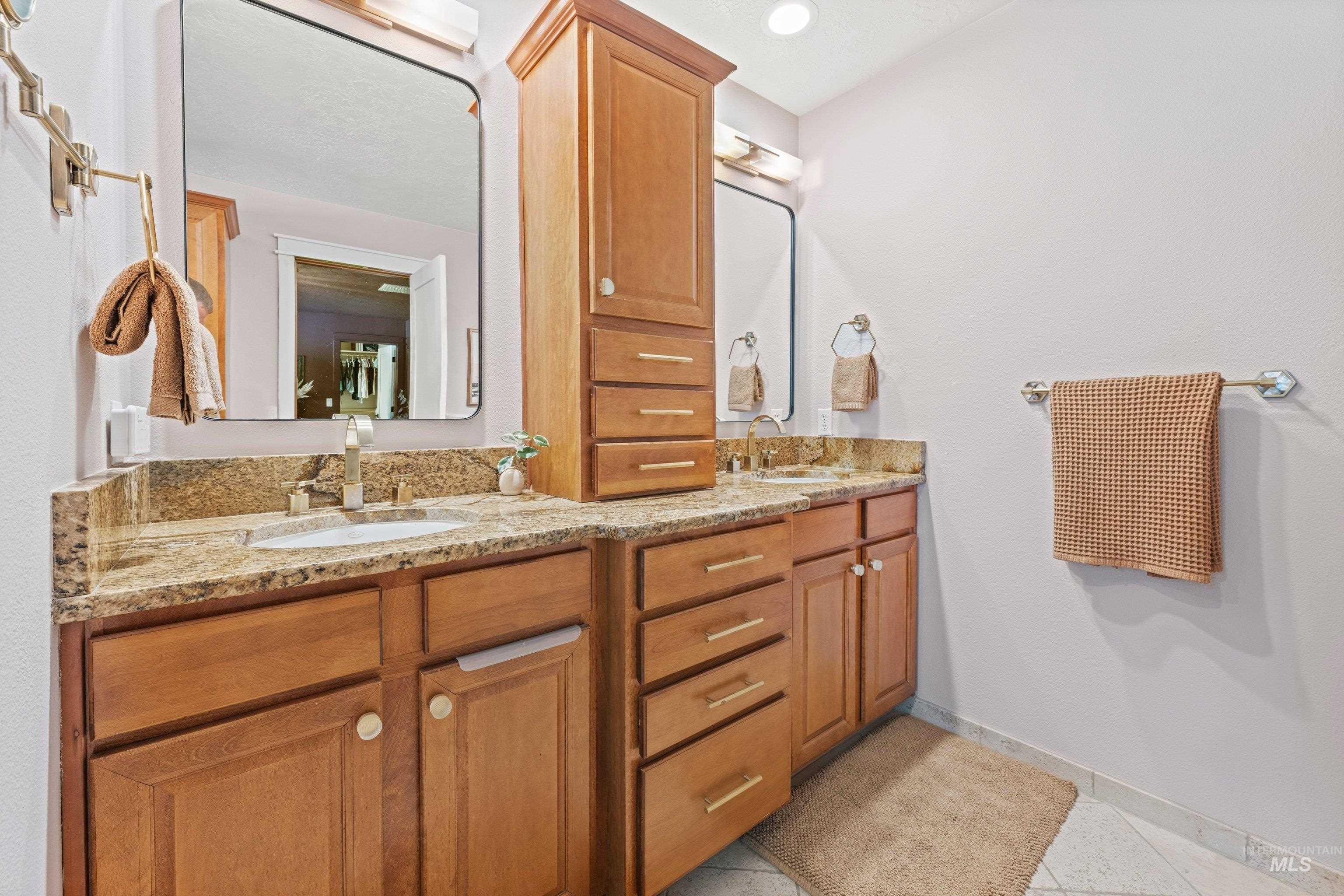 8155 W Burntree Ct, Boise, Idaho 83704, 5 Bedrooms, 3 Bathrooms, Residential For Sale, Price $814,900,MLS 98992993