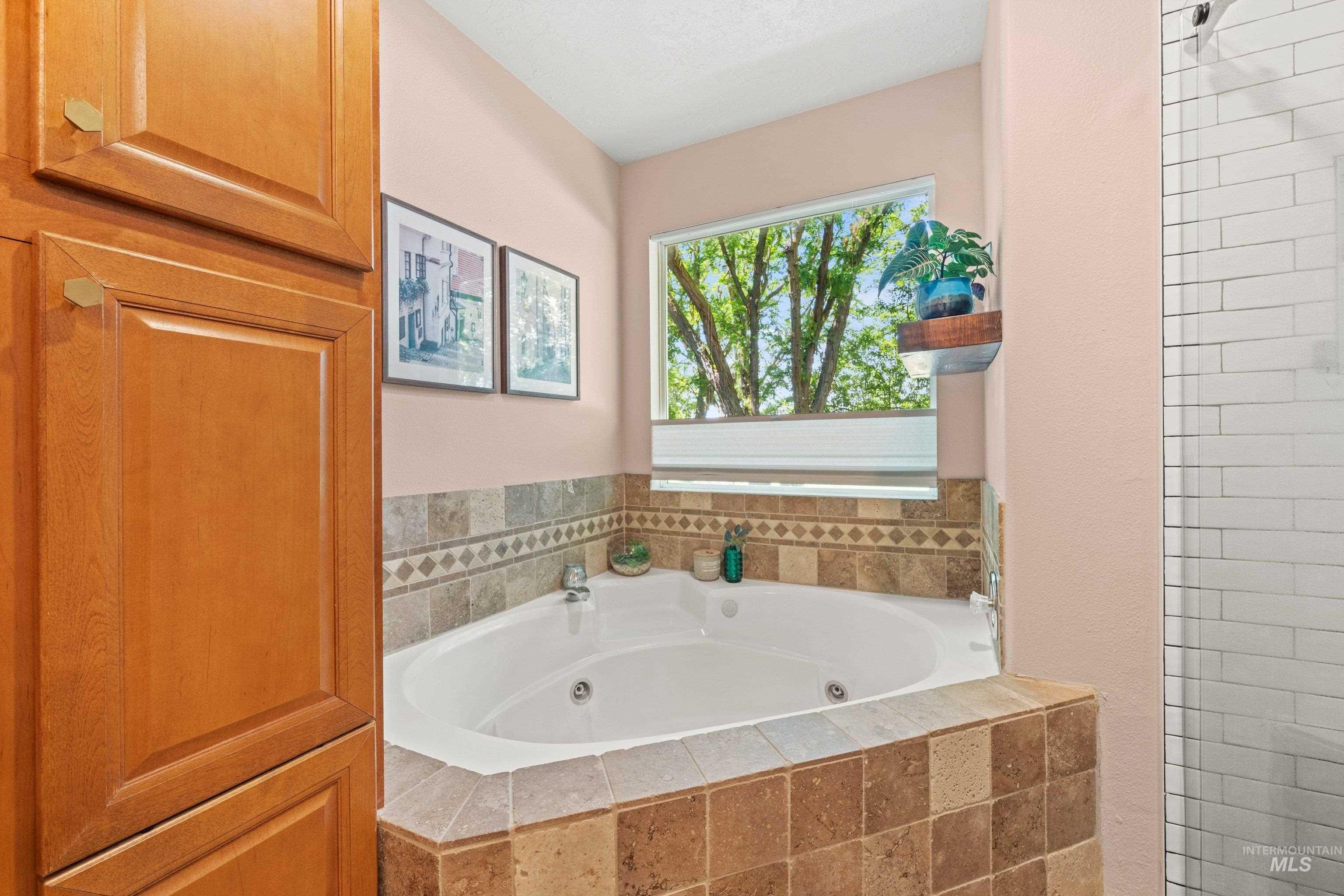 8155 W Burntree Ct, Boise, Idaho 83704, 5 Bedrooms, 3 Bathrooms, Residential For Sale, Price $814,900,MLS 98992993