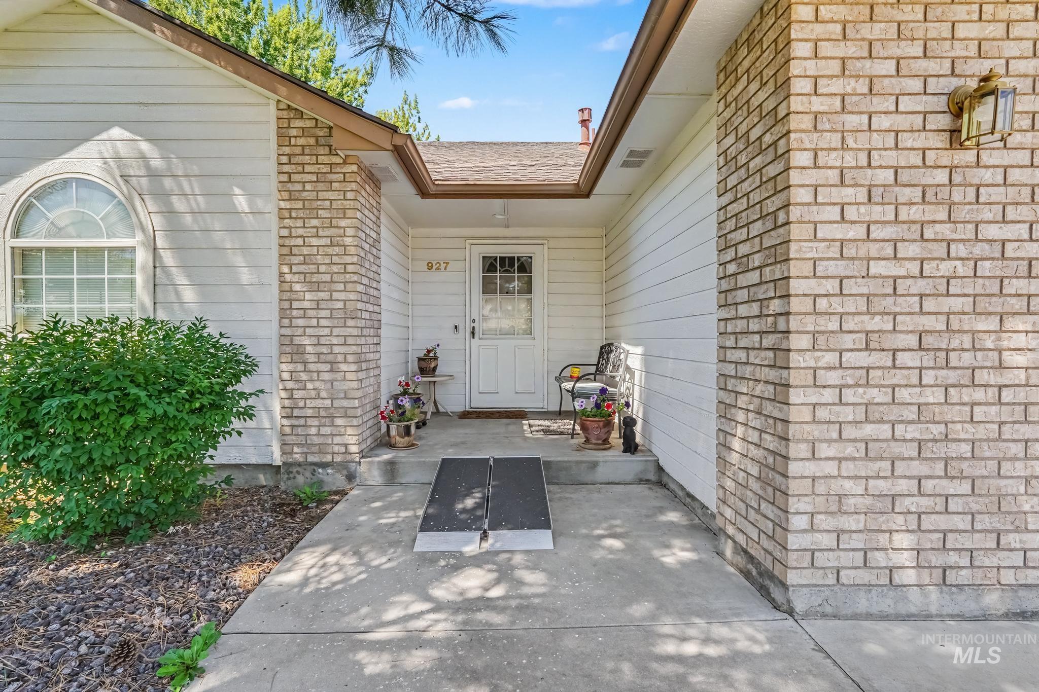 927 N Dawn Drive, Boise, Idaho 83713, 3 Bedrooms, 2 Bathrooms, Residential For Sale, Price $474,900,MLS 98992996