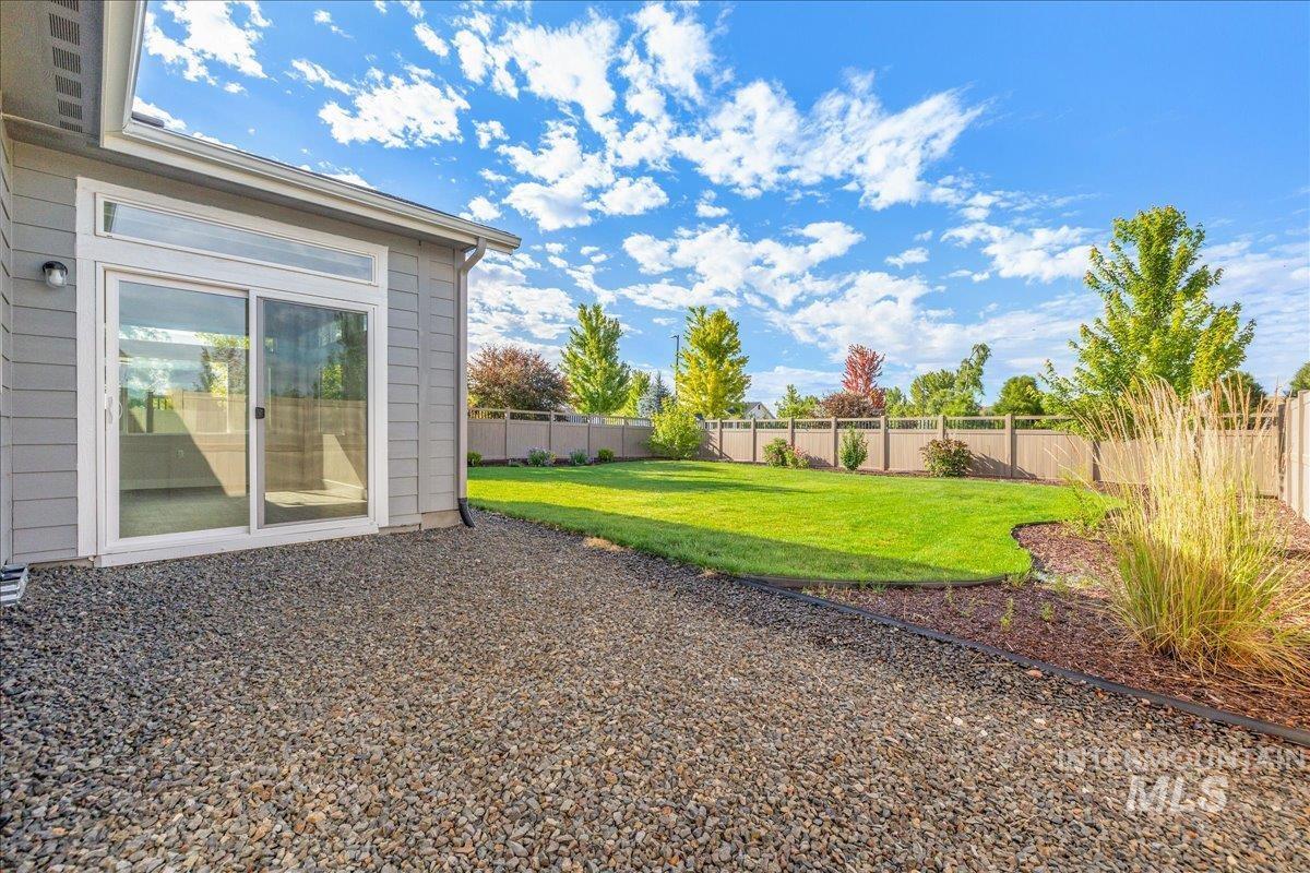 6253 S Hill Farm Way, Meridian, Idaho 83642, 3 Bedrooms, 2 Bathrooms, Residential For Sale, Price $525,000, 98993000