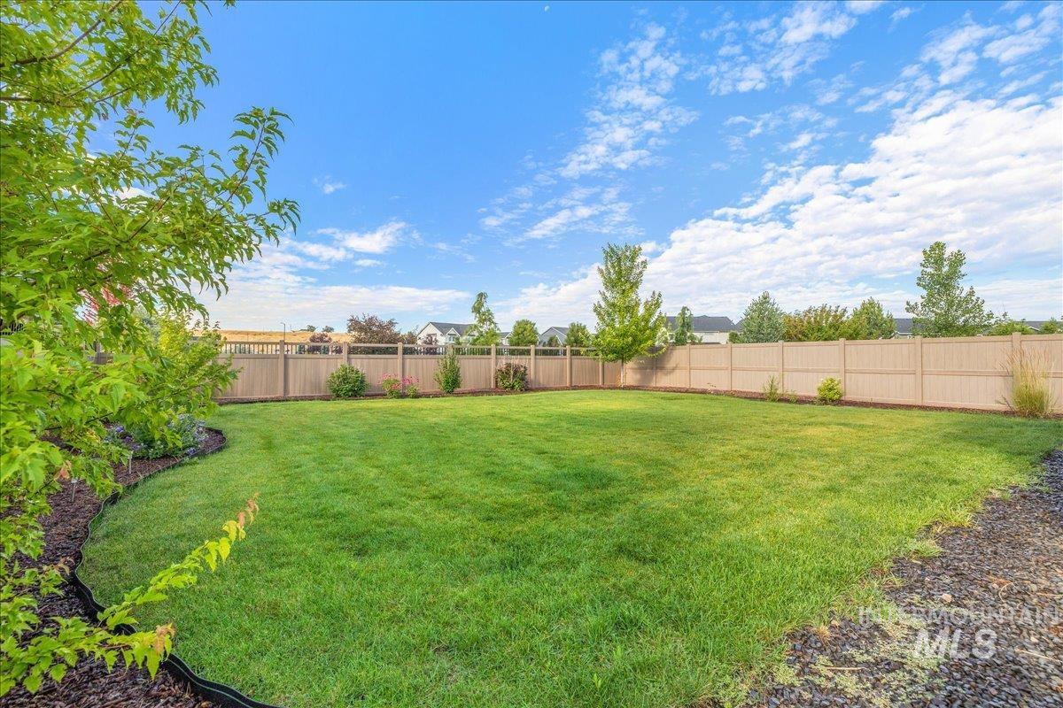 6253 S Hill Farm Way, Meridian, Idaho 83642, 3 Bedrooms, 2 Bathrooms, Residential For Sale, Price $525,000, 98993000