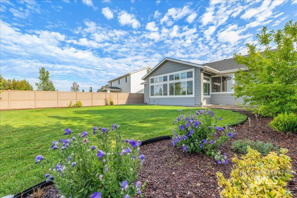 6253 S Hill Farm Way, Meridian, Idaho 83642, 3 Bedrooms, 2 Bathrooms, Residential For Sale, Price $525,000, 98993000
