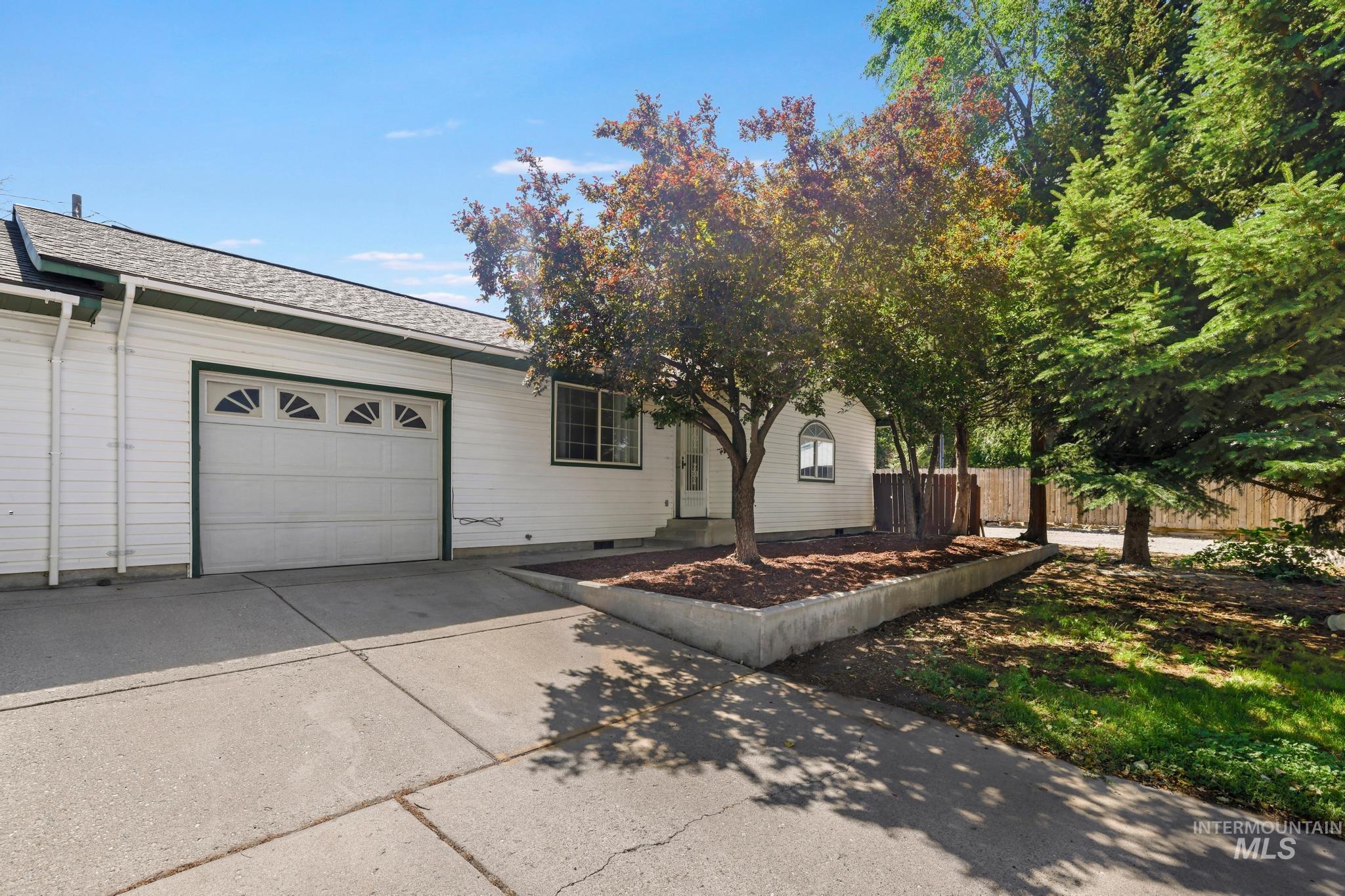 180 Lake St E, Hagerman, Idaho 83332-7700, 2 Bedrooms, 2 Bathrooms, Residential For Sale, Price $265,000, 98993009