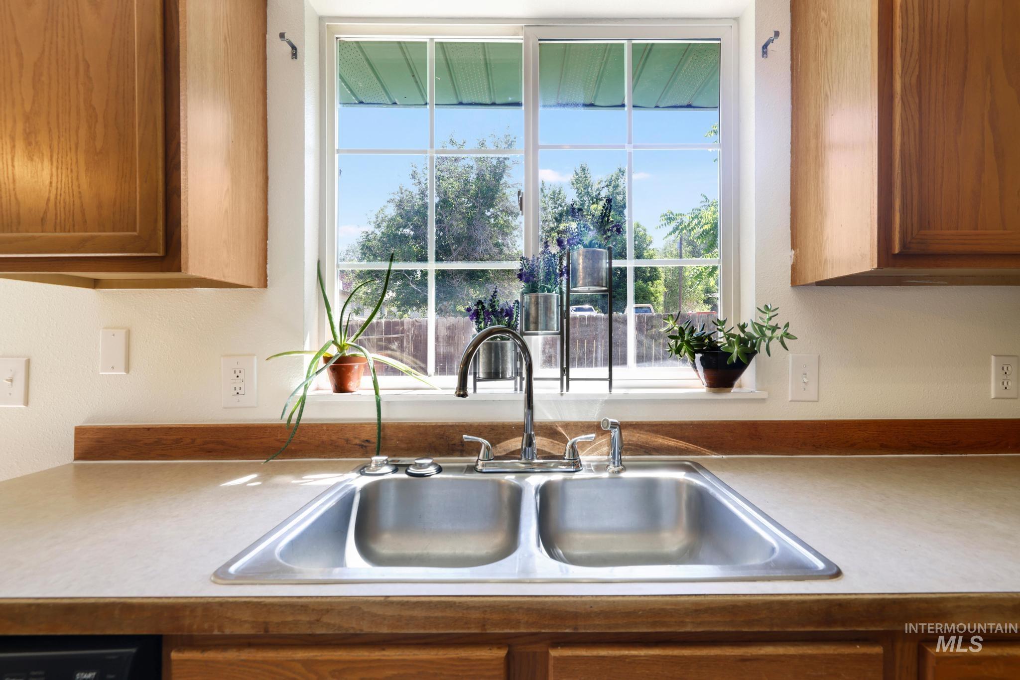 180 Lake St E, Hagerman, Idaho 83332-7700, 2 Bedrooms, 2 Bathrooms, Residential For Sale, Price $265,000, 98993009