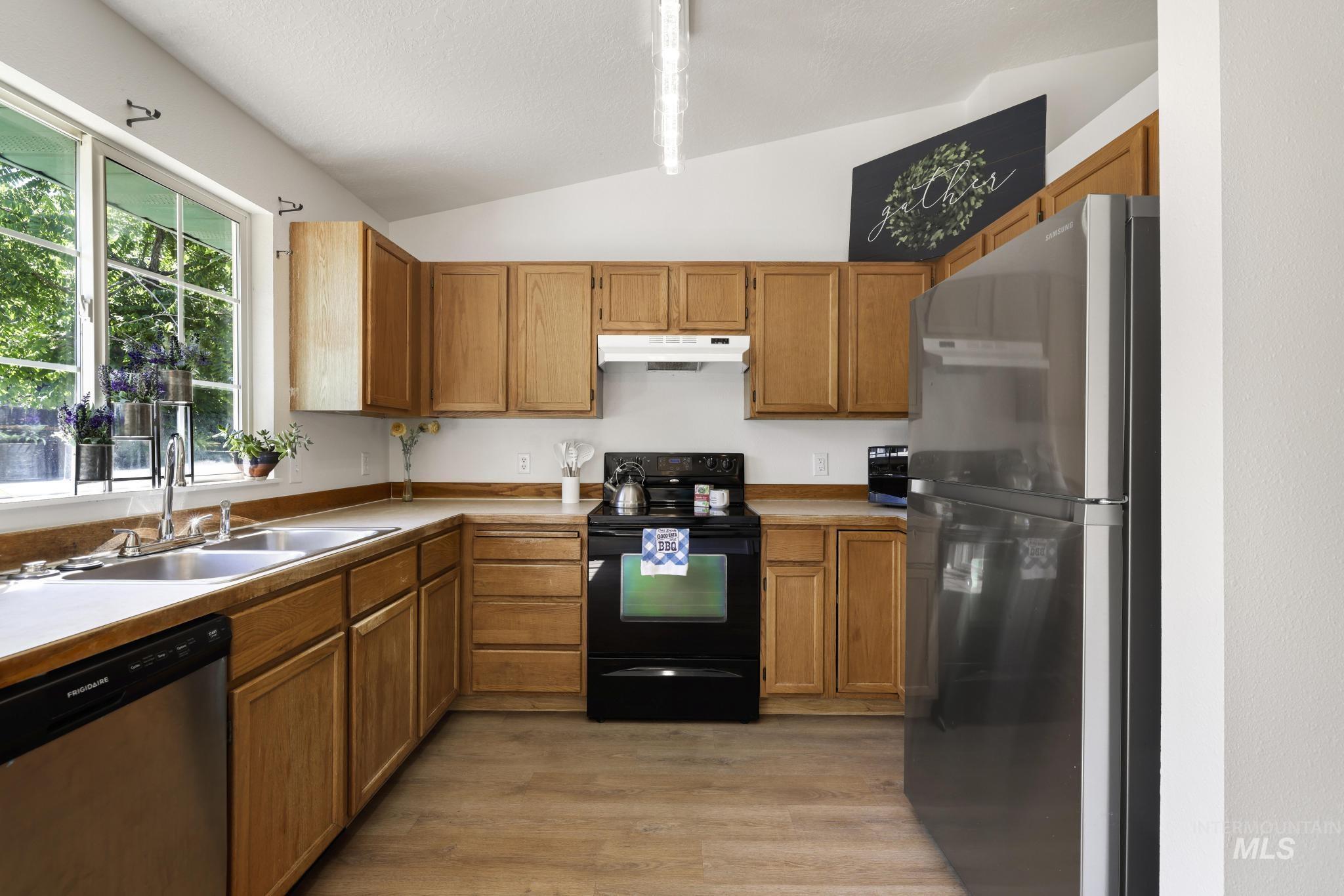 180 Lake St E, Hagerman, Idaho 83332-7700, 2 Bedrooms, 2 Bathrooms, Residential For Sale, Price $265,000, 98993009