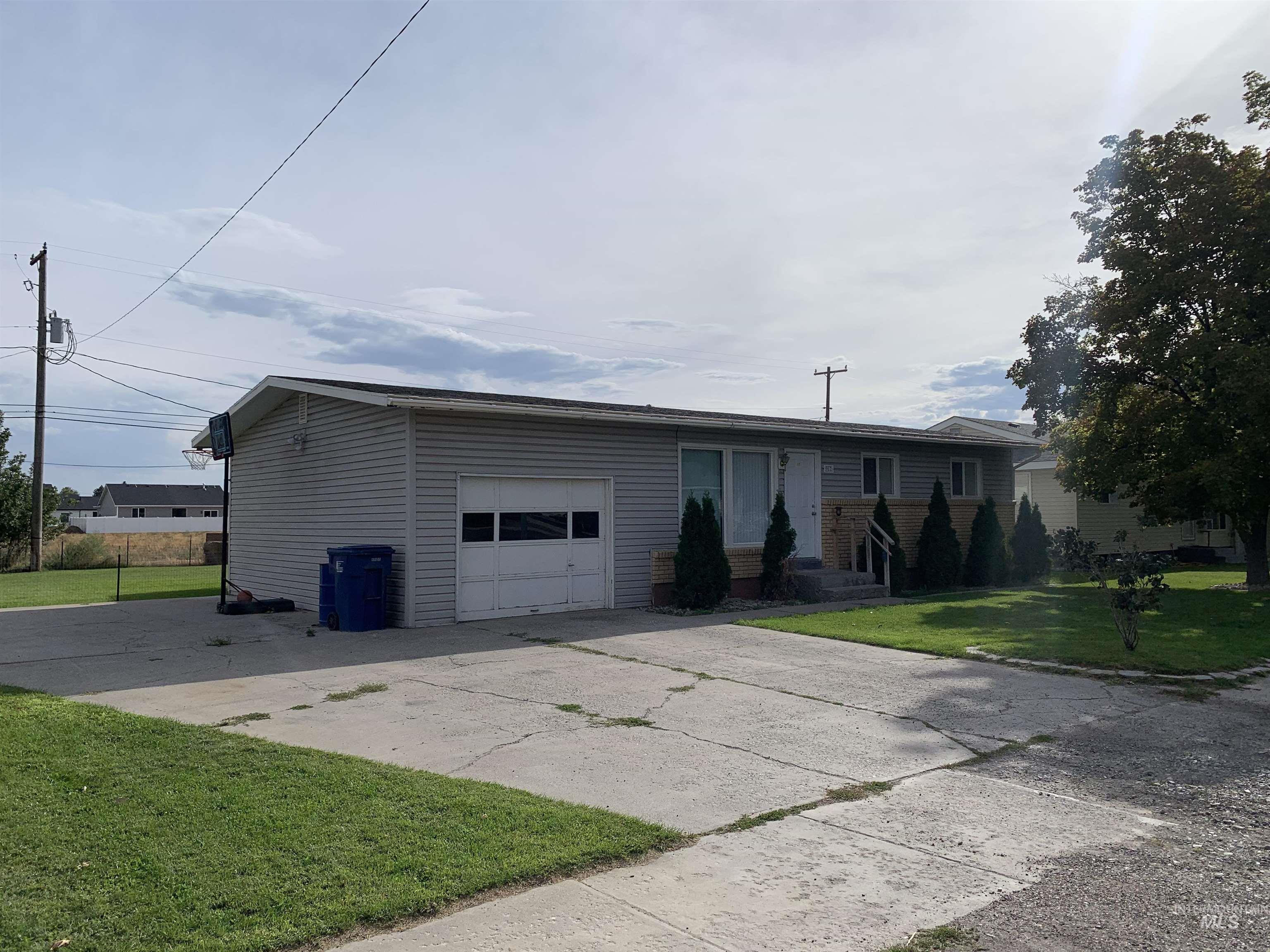 917 15th Dr, Rupert, Idaho 83350, 4 Bedrooms, 2 Bathrooms, Residential For Sale, Price $299,900,MLS 98993016