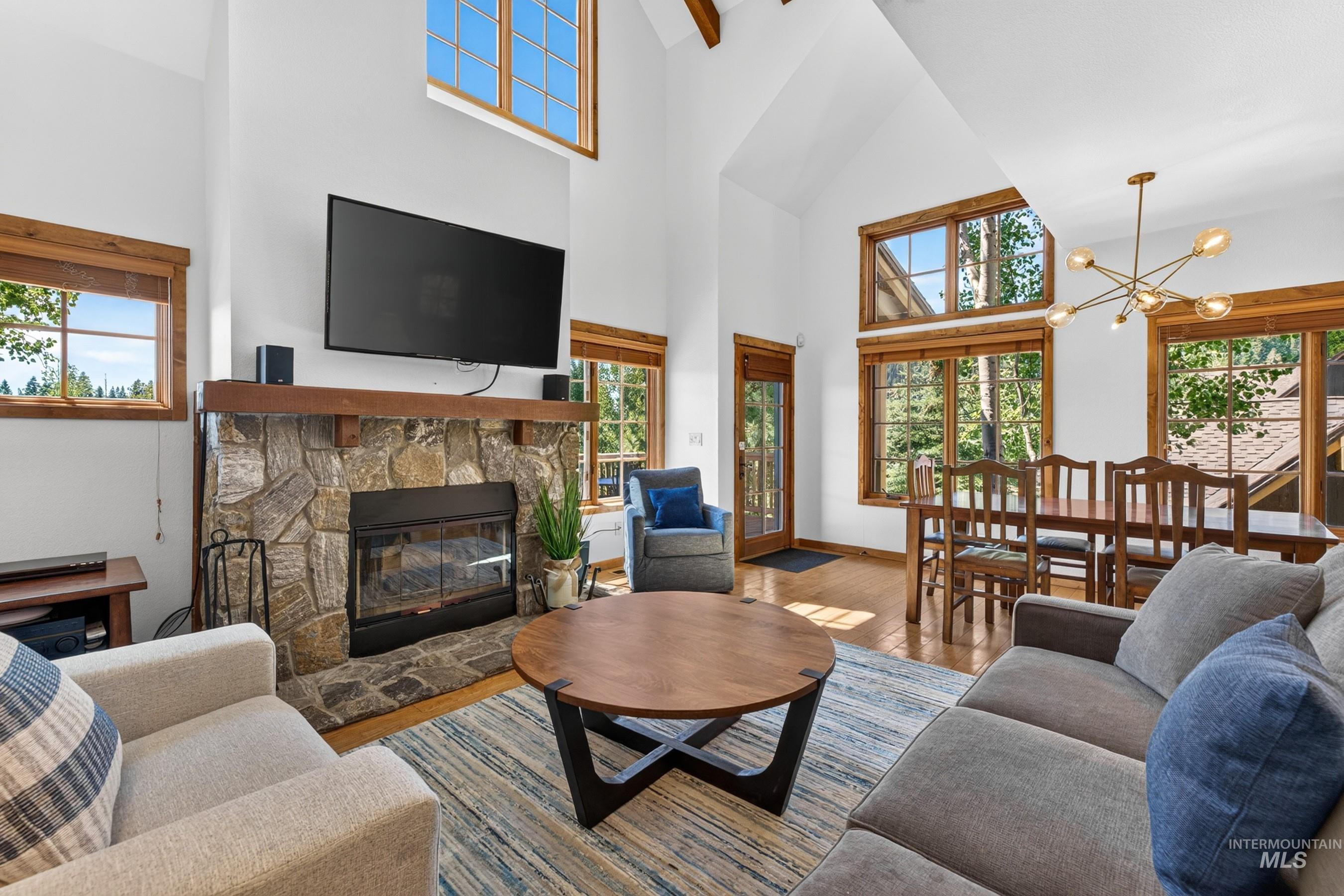 14 Golden Bench Court, Donnelly, Idaho 83615, 2 Bedrooms, 3 Bathrooms, Residential For Sale, Price $950,000, 98993017