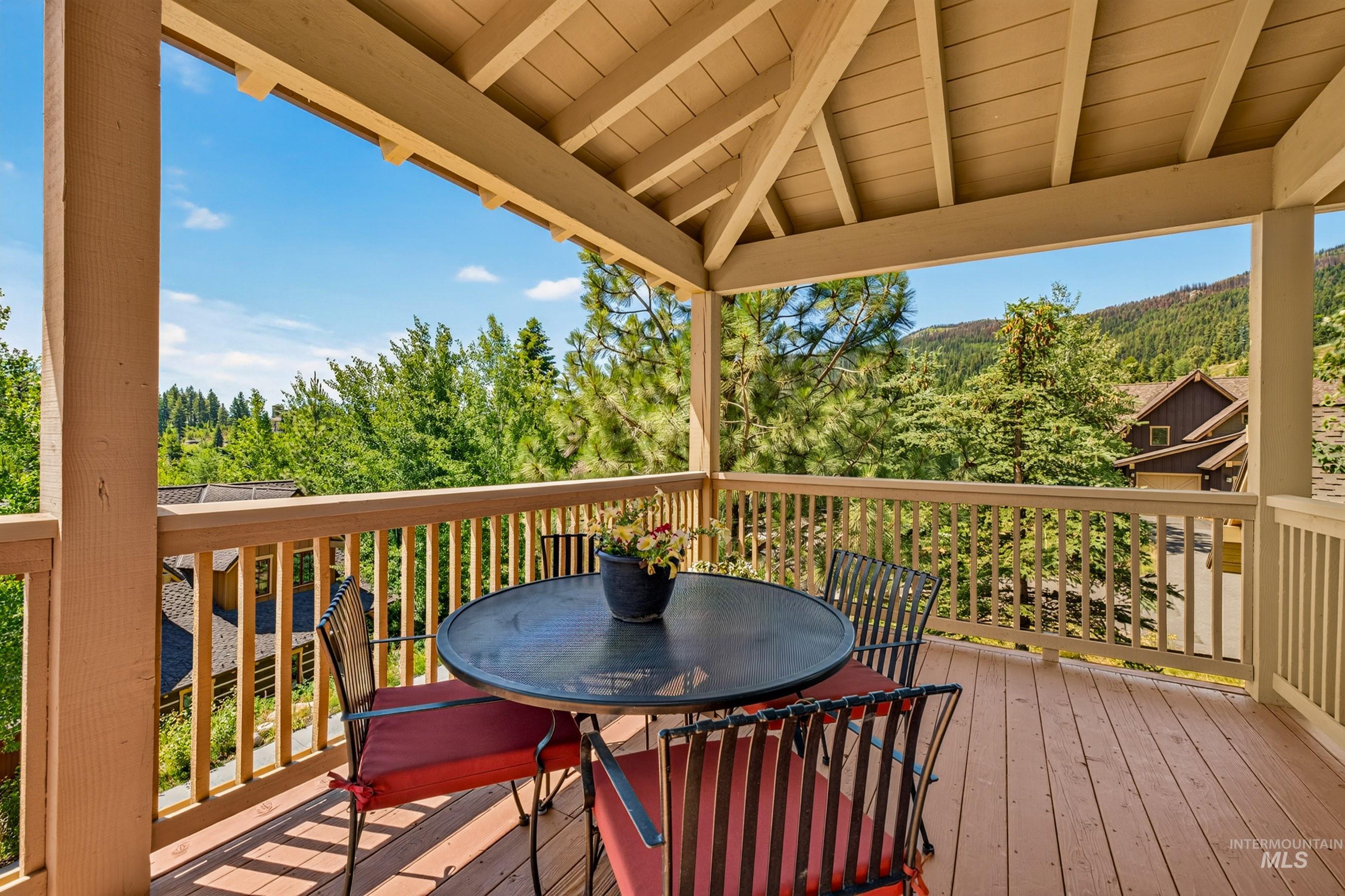 14 Golden Bench Court, Donnelly, Idaho 83615, 2 Bedrooms, 3 Bathrooms, Residential For Sale, Price $950,000, 98993017