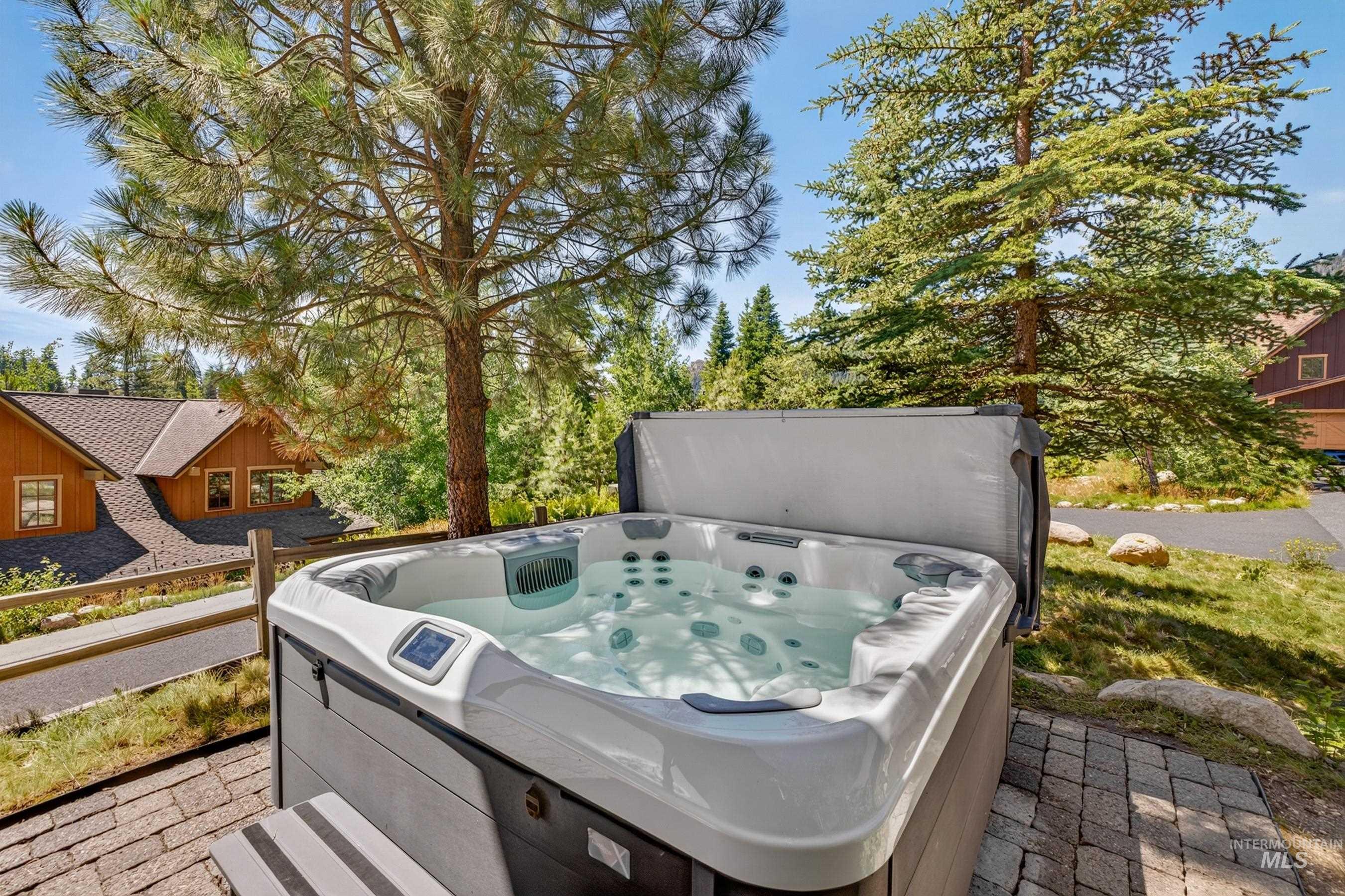 14 Golden Bench Court, Donnelly, Idaho 83615, 2 Bedrooms, 3 Bathrooms, Residential For Sale, Price $950,000, 98993017
