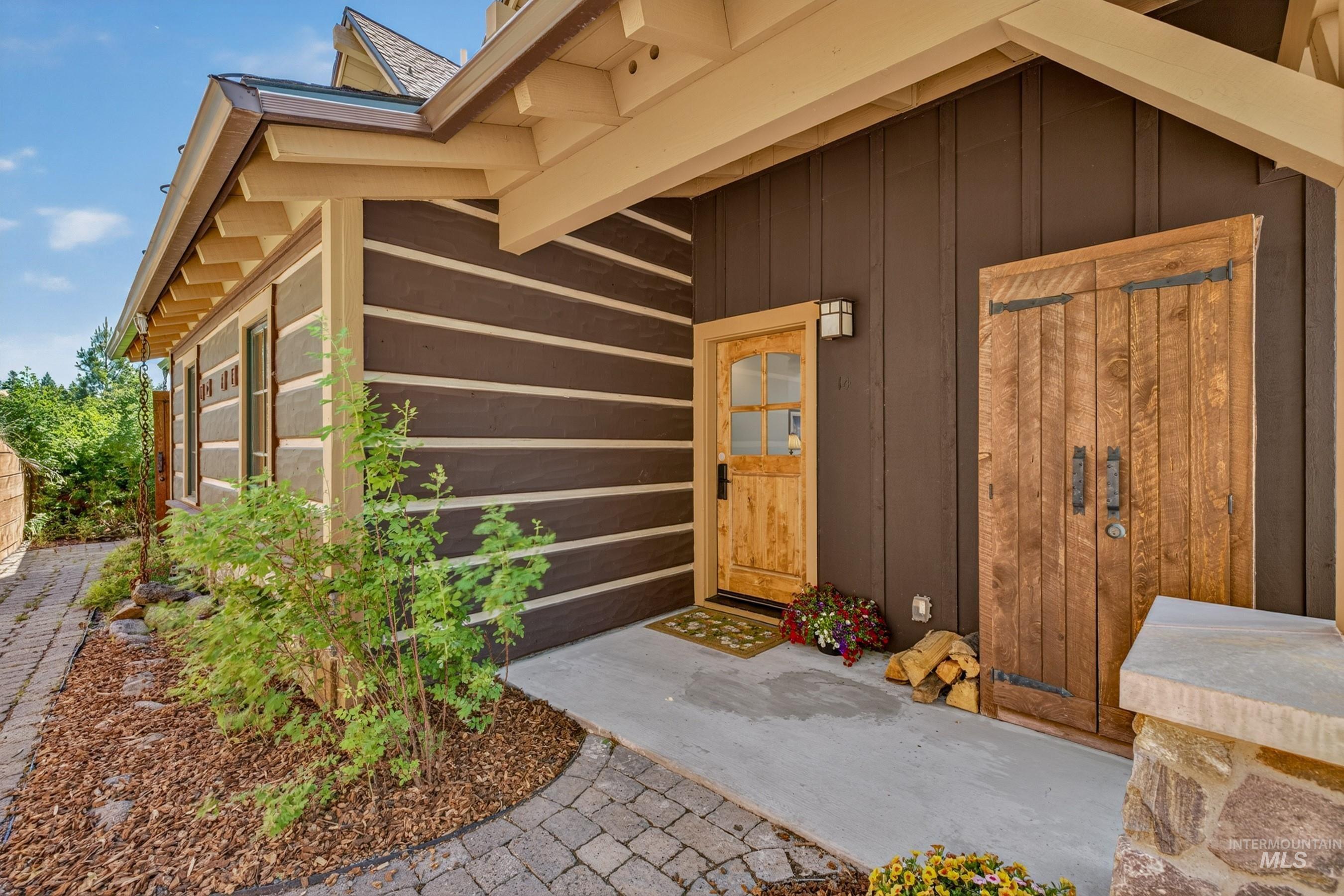 14 Golden Bench Court, Donnelly, Idaho 83615, 2 Bedrooms, 3 Bathrooms, Residential For Sale, Price $950,000, 98993017