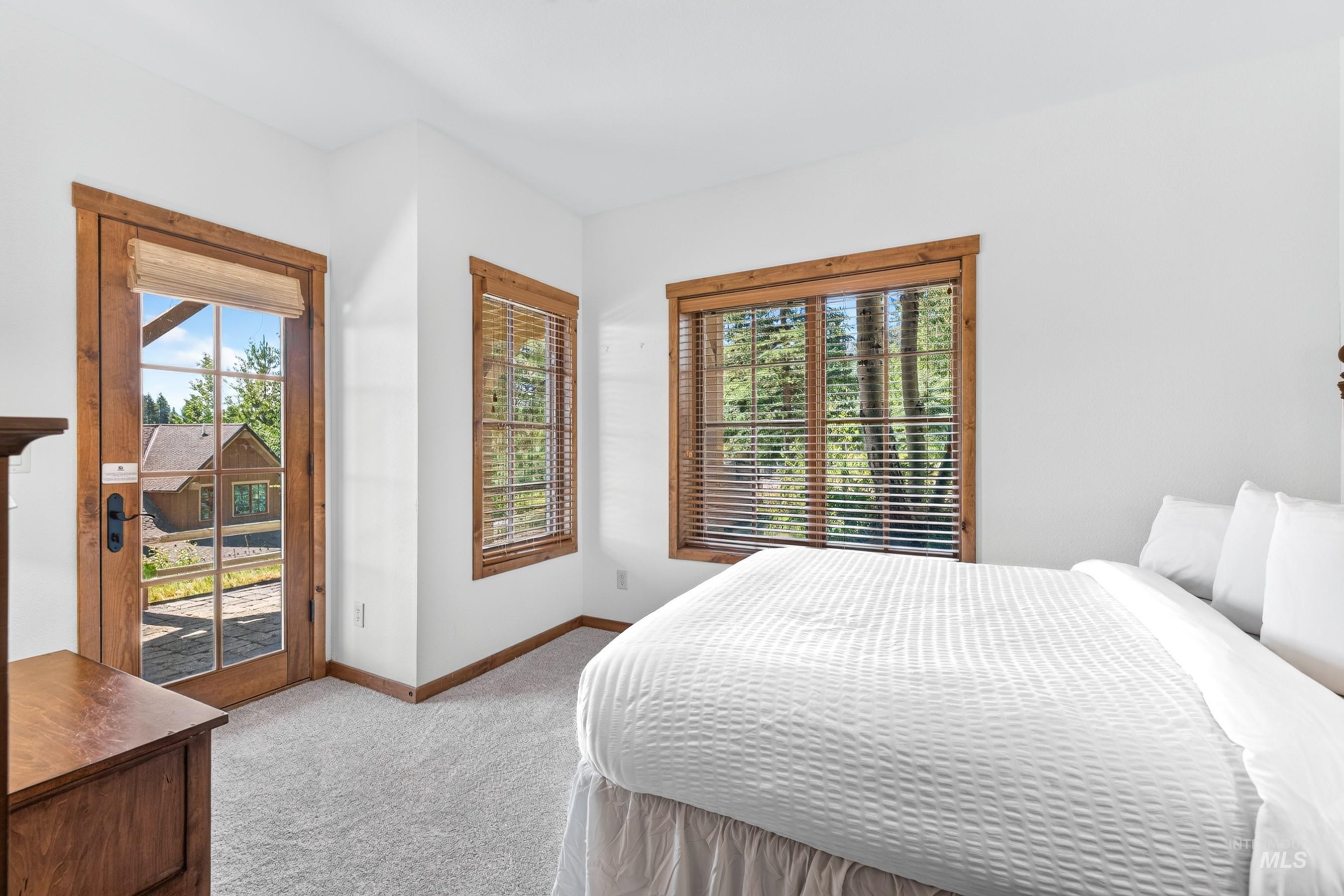 14 Golden Bench Court, Donnelly, Idaho 83615, 2 Bedrooms, 3 Bathrooms, Residential For Sale, Price $950,000, 98993017