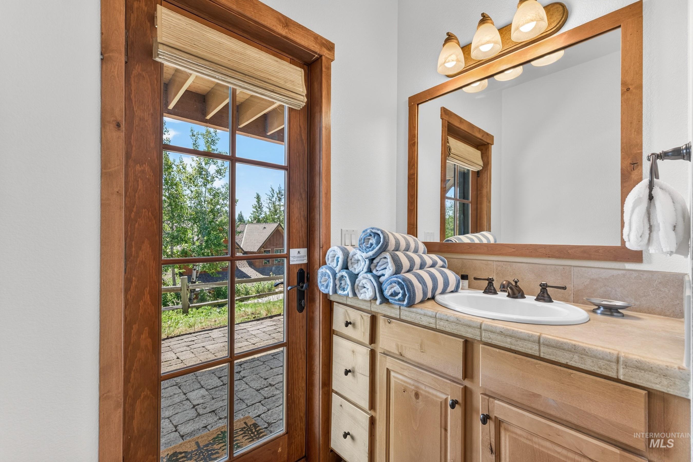 14 Golden Bench Court, Donnelly, Idaho 83615, 2 Bedrooms, 3 Bathrooms, Residential For Sale, Price $950,000, 98993017