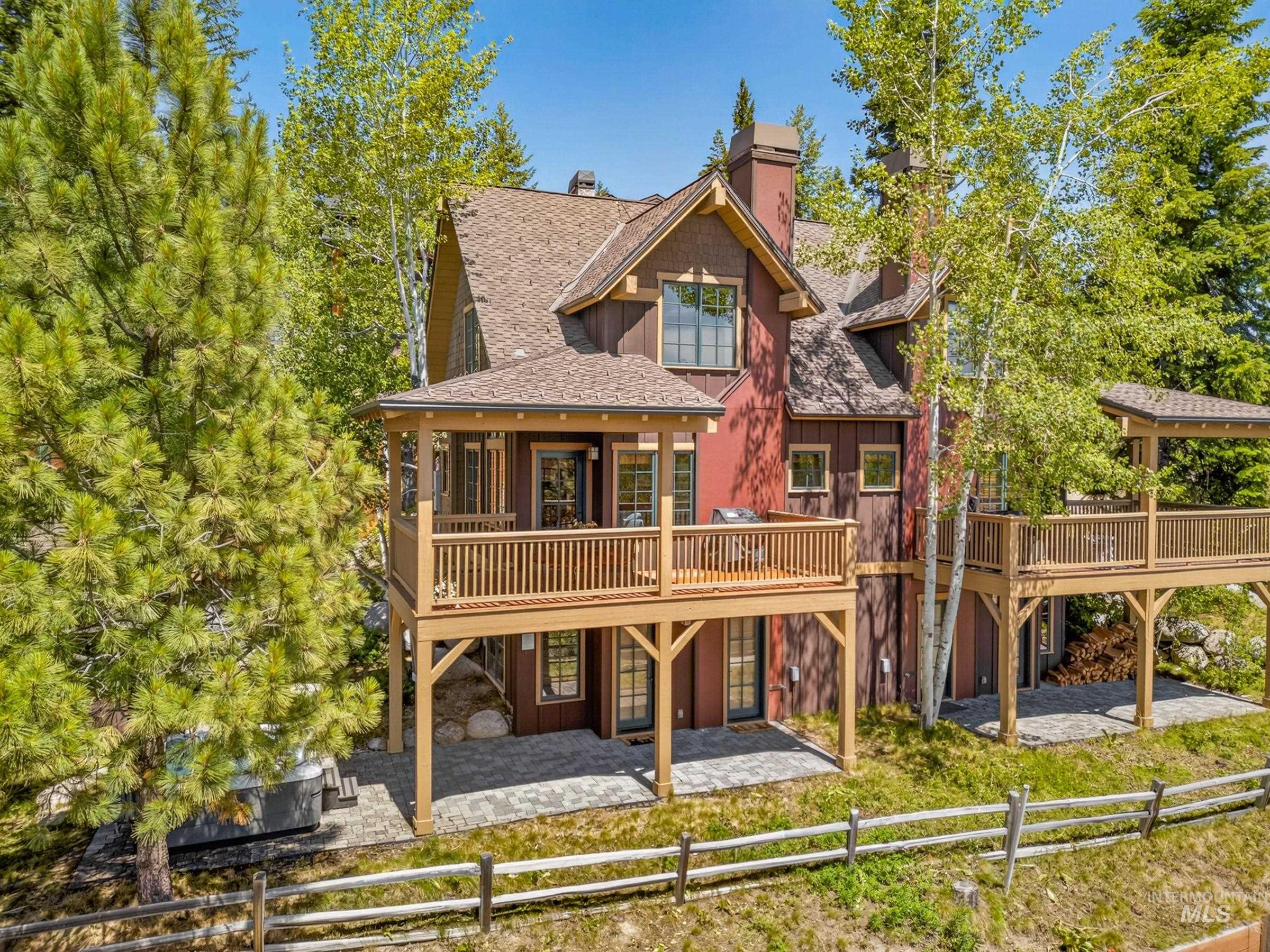14 Golden Bench Court, Donnelly, Idaho 83615, 2 Bedrooms, 3 Bathrooms, Residential For Sale, Price $950,000, 98993017