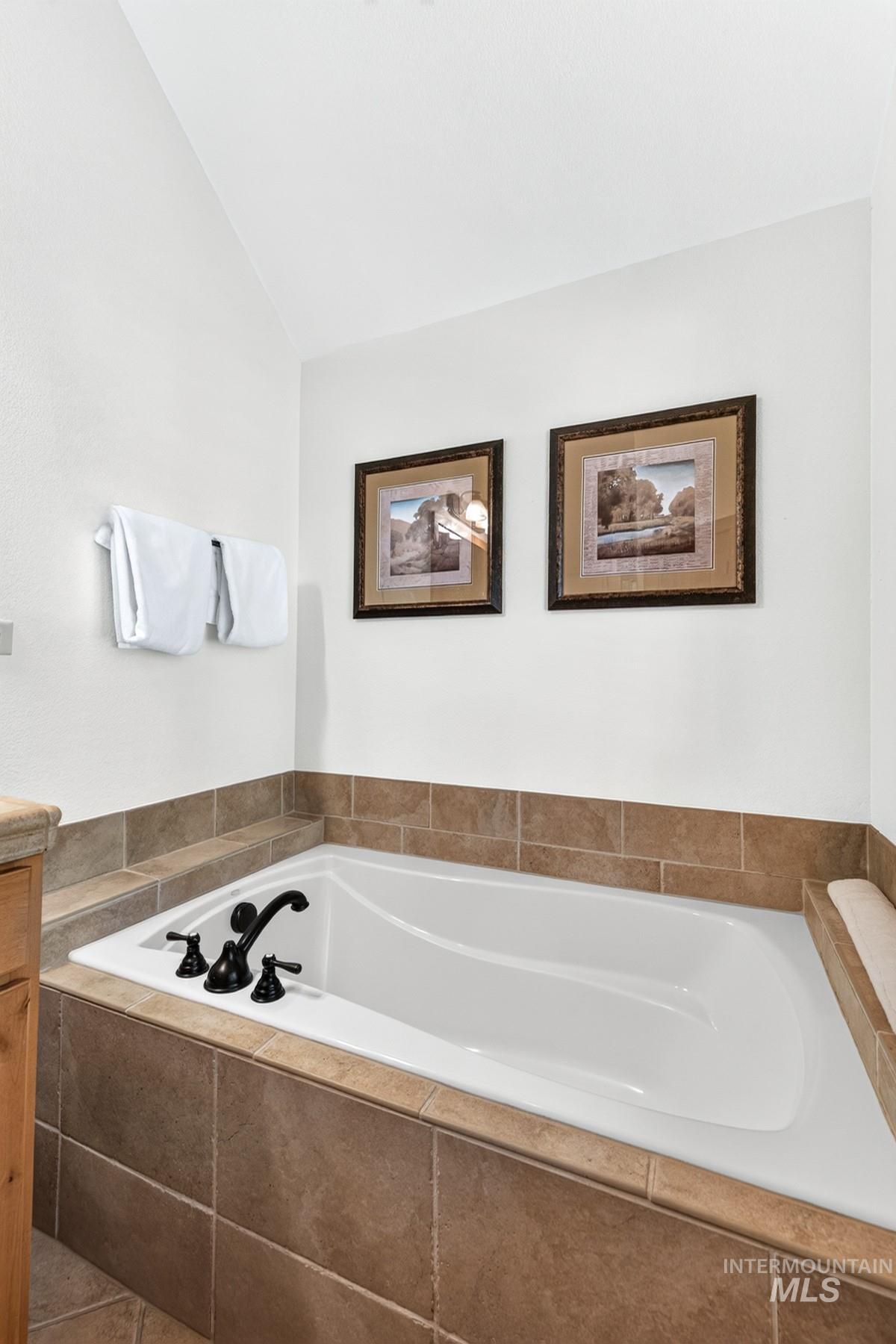 14 Golden Bench Court, Donnelly, Idaho 83615, 2 Bedrooms, 3 Bathrooms, Residential For Sale, Price $950,000, 98993017