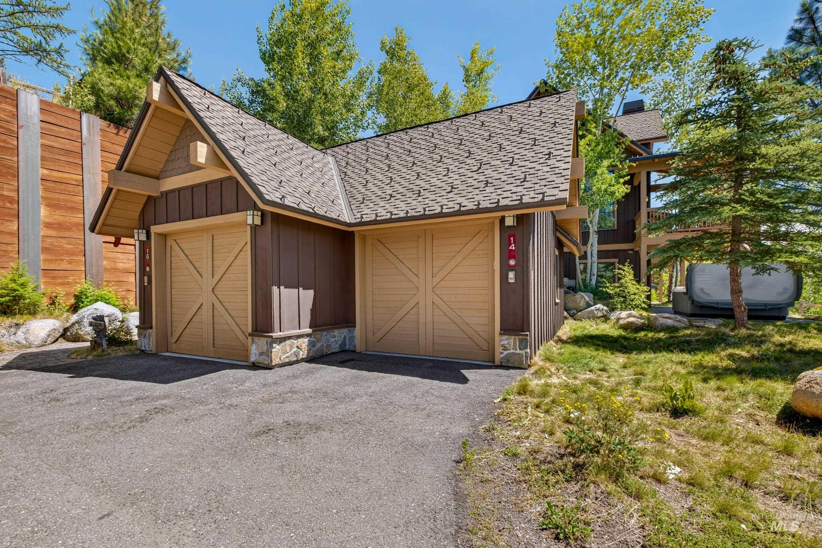 14 Golden Bench Court, Donnelly, Idaho 83615, 2 Bedrooms, 3 Bathrooms, Residential For Sale, Price $950,000, 98993017