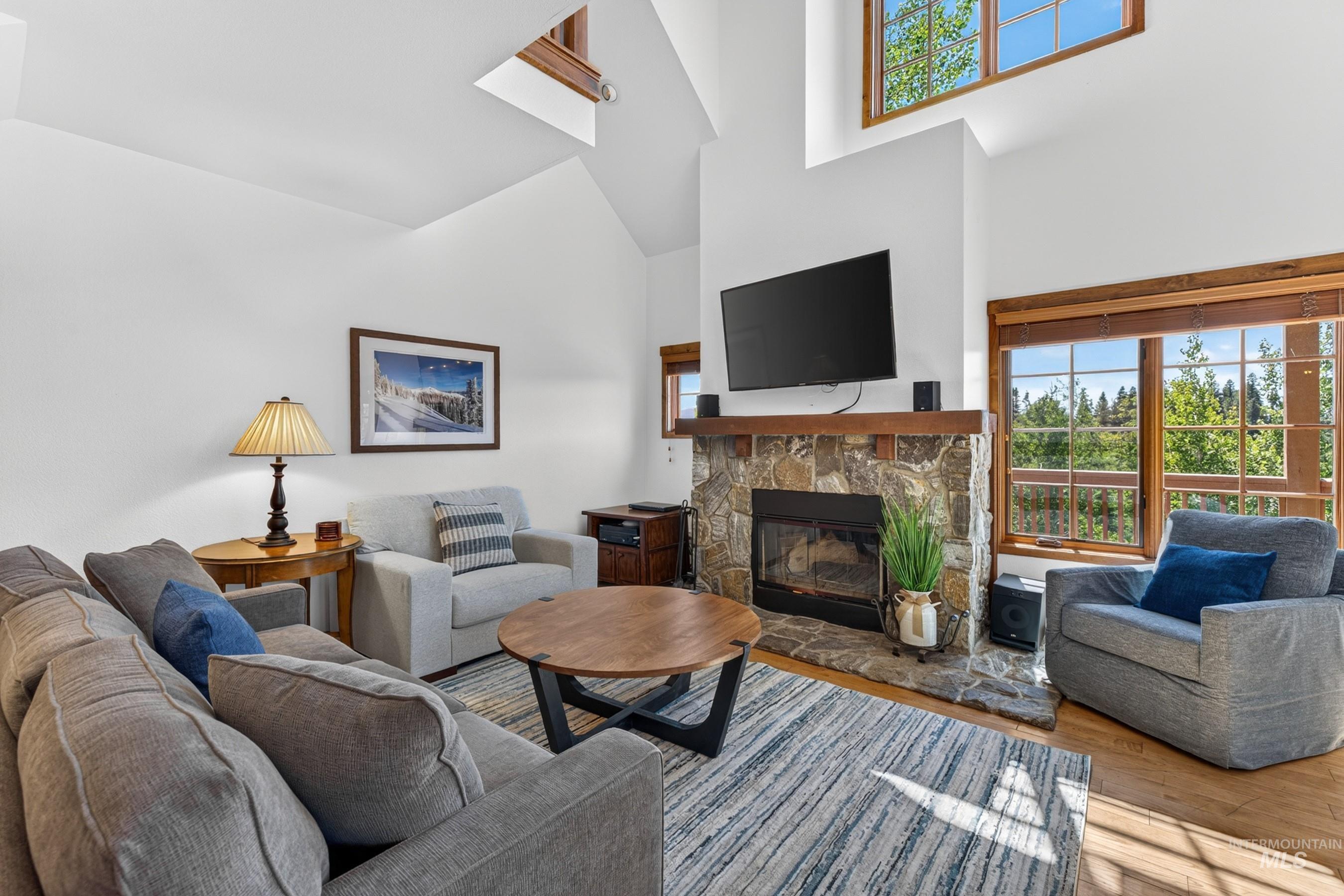 14 Golden Bench Court, Donnelly, Idaho 83615, 2 Bedrooms, 3 Bathrooms, Residential For Sale, Price $950,000, 98993017
