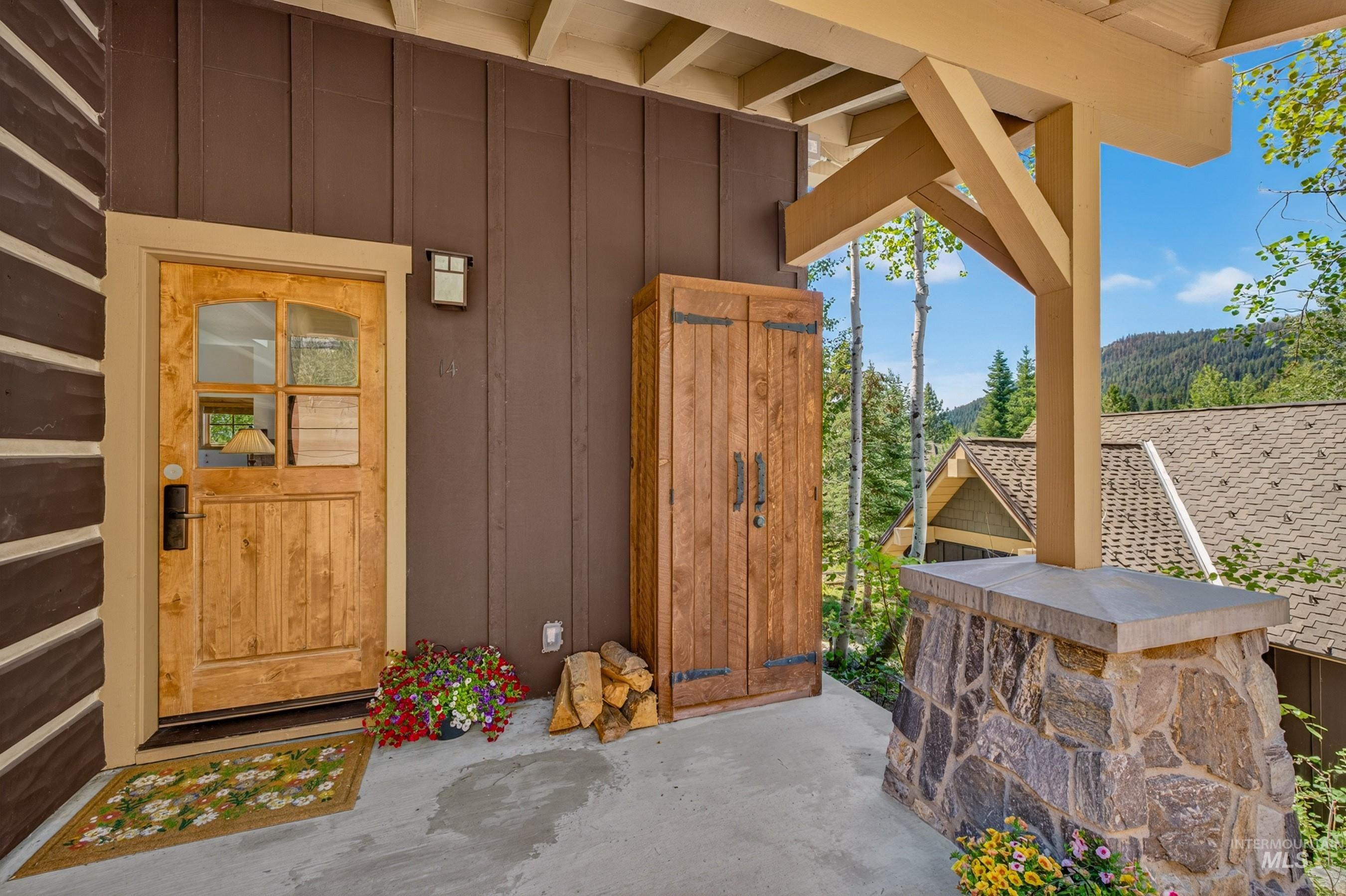 14 Golden Bench Court, Donnelly, Idaho 83615, 2 Bedrooms, 3 Bathrooms, Residential For Sale, Price $950,000, 98993017