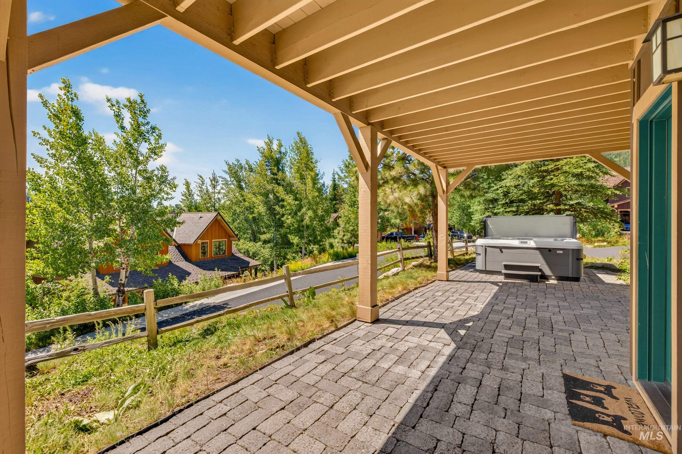 14 Golden Bench Court, Donnelly, Idaho 83615, 2 Bedrooms, 3 Bathrooms, Residential For Sale, Price $950,000, 98993017