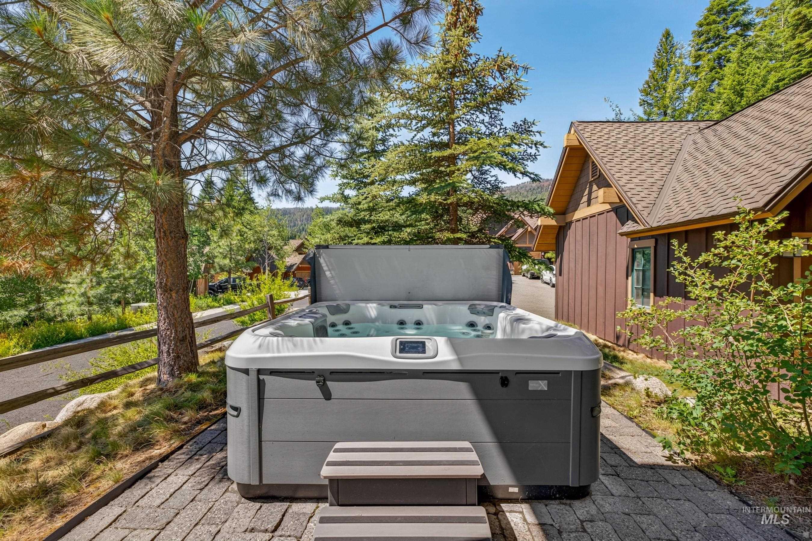 14 Golden Bench Court, Donnelly, Idaho 83615, 2 Bedrooms, 3 Bathrooms, Residential For Sale, Price $950,000, 98993017