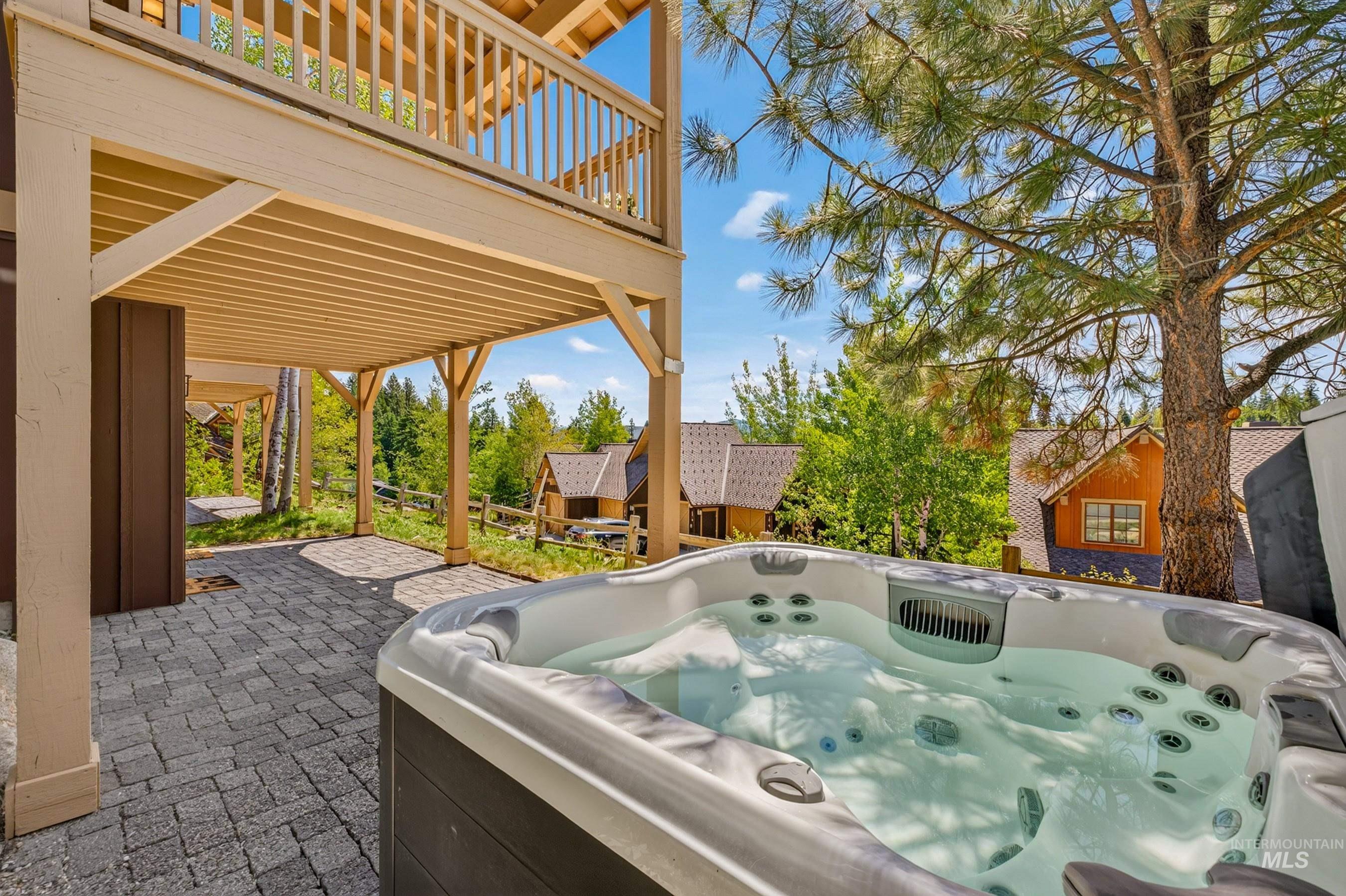 14 Golden Bench Court, Donnelly, Idaho 83615, 2 Bedrooms, 3 Bathrooms, Residential For Sale, Price $950,000, 98993017