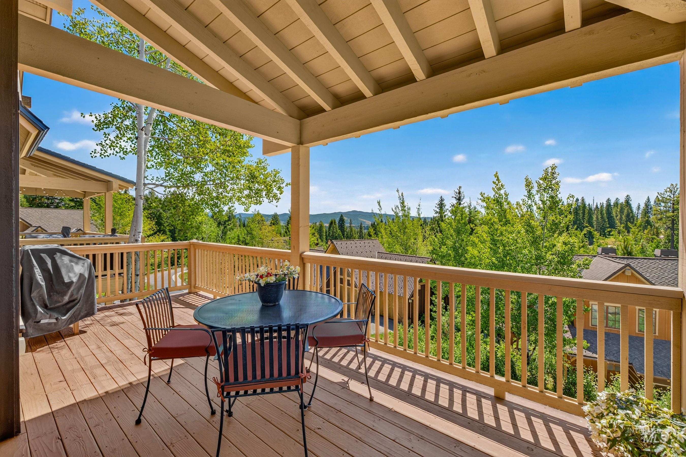 14 Golden Bench Court, Donnelly, Idaho 83615, 2 Bedrooms, 3 Bathrooms, Residential For Sale, Price $950,000, 98993017