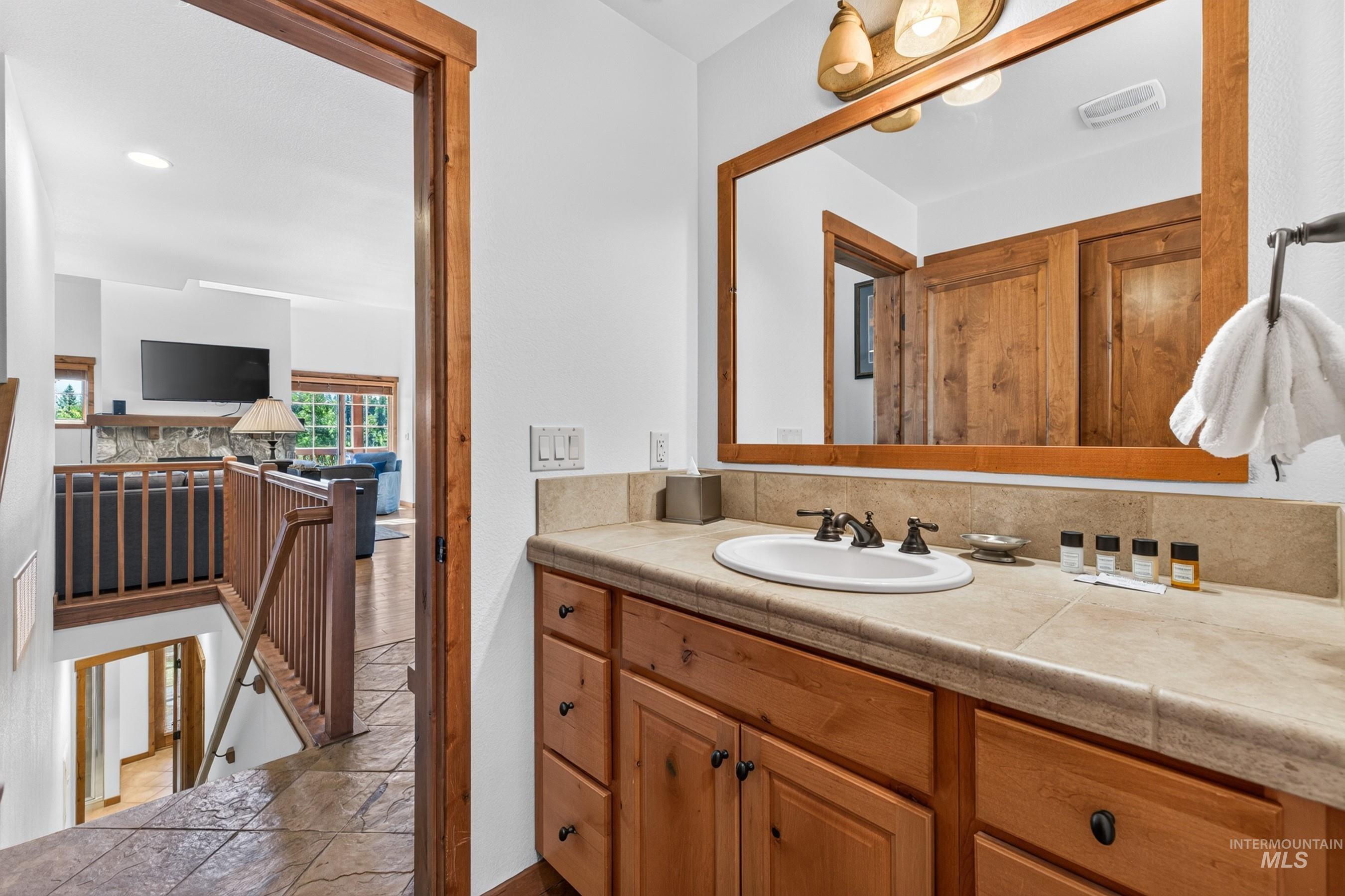 14 Golden Bench Court, Donnelly, Idaho 83615, 2 Bedrooms, 3 Bathrooms, Residential For Sale, Price $950,000, 98993017