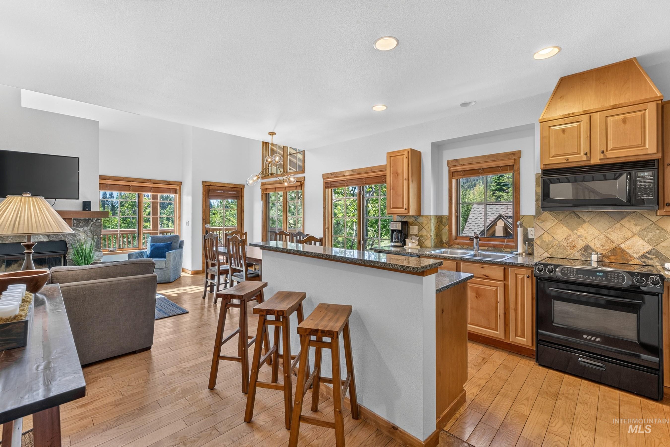 14 Golden Bench Court, Donnelly, Idaho 83615, 2 Bedrooms, 3 Bathrooms, Residential For Sale, Price $950,000, 98993017