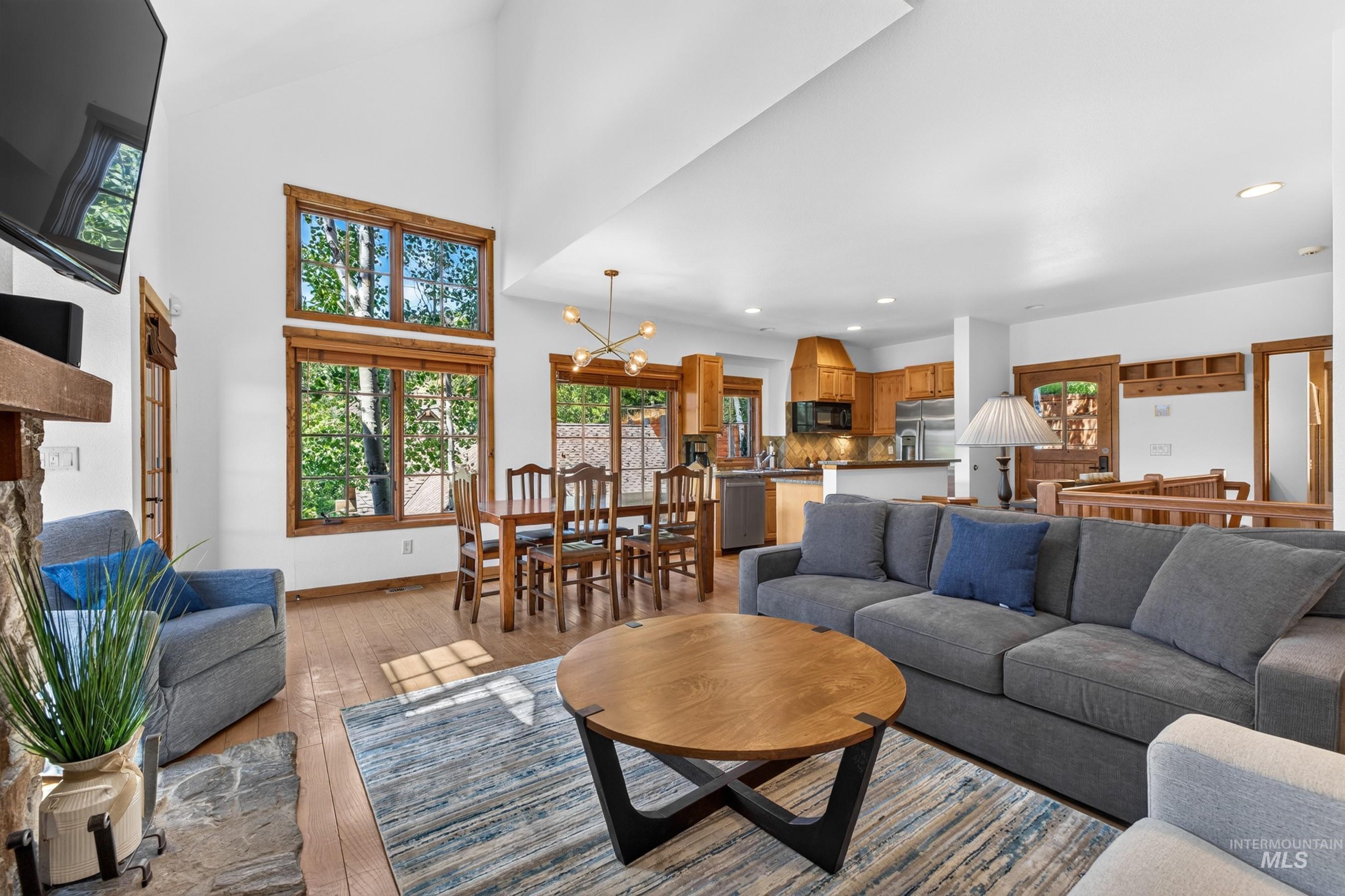14 Golden Bench Court, Donnelly, Idaho 83615, 2 Bedrooms, 3 Bathrooms, Residential For Sale, Price $950,000, 98993017