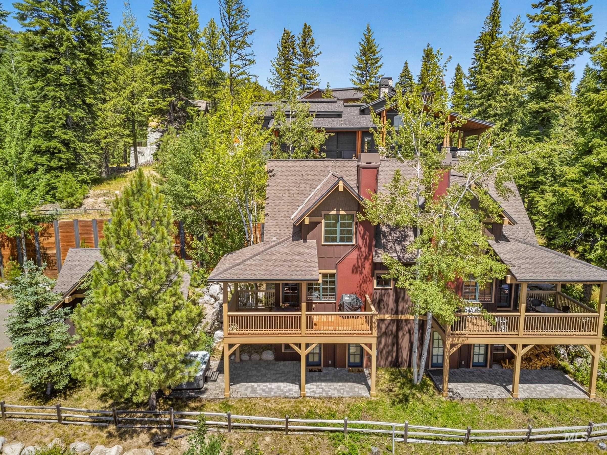 14 Golden Bench Court, Donnelly, Idaho 83615, 2 Bedrooms, 3 Bathrooms, Residential For Sale, Price $950,000, 98993017