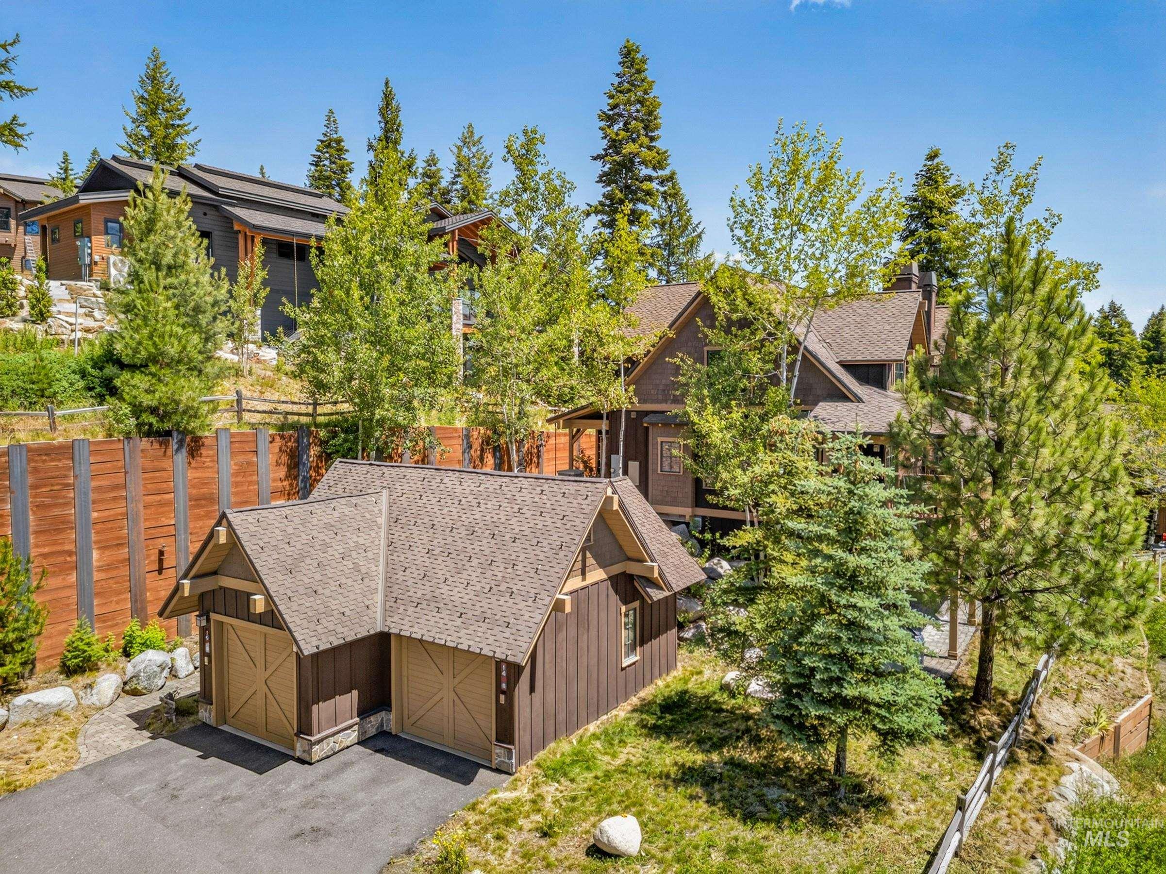 14 Golden Bench Court, Donnelly, Idaho 83615, 2 Bedrooms, 3 Bathrooms, Residential For Sale, Price $950,000, 98993017
