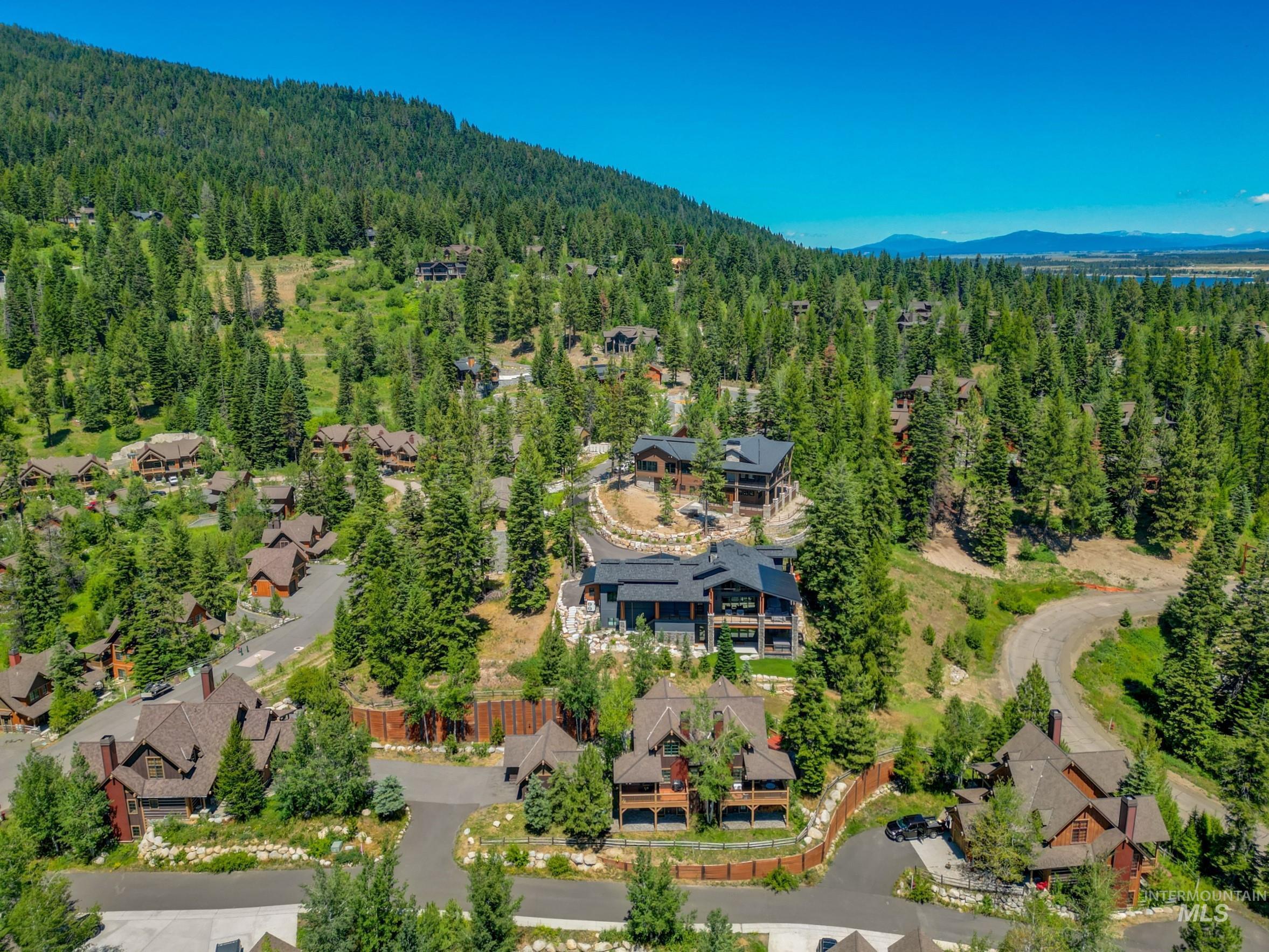 14 Golden Bench Court, Donnelly, Idaho 83615, 2 Bedrooms, 3 Bathrooms, Residential For Sale, Price $950,000, 98993017