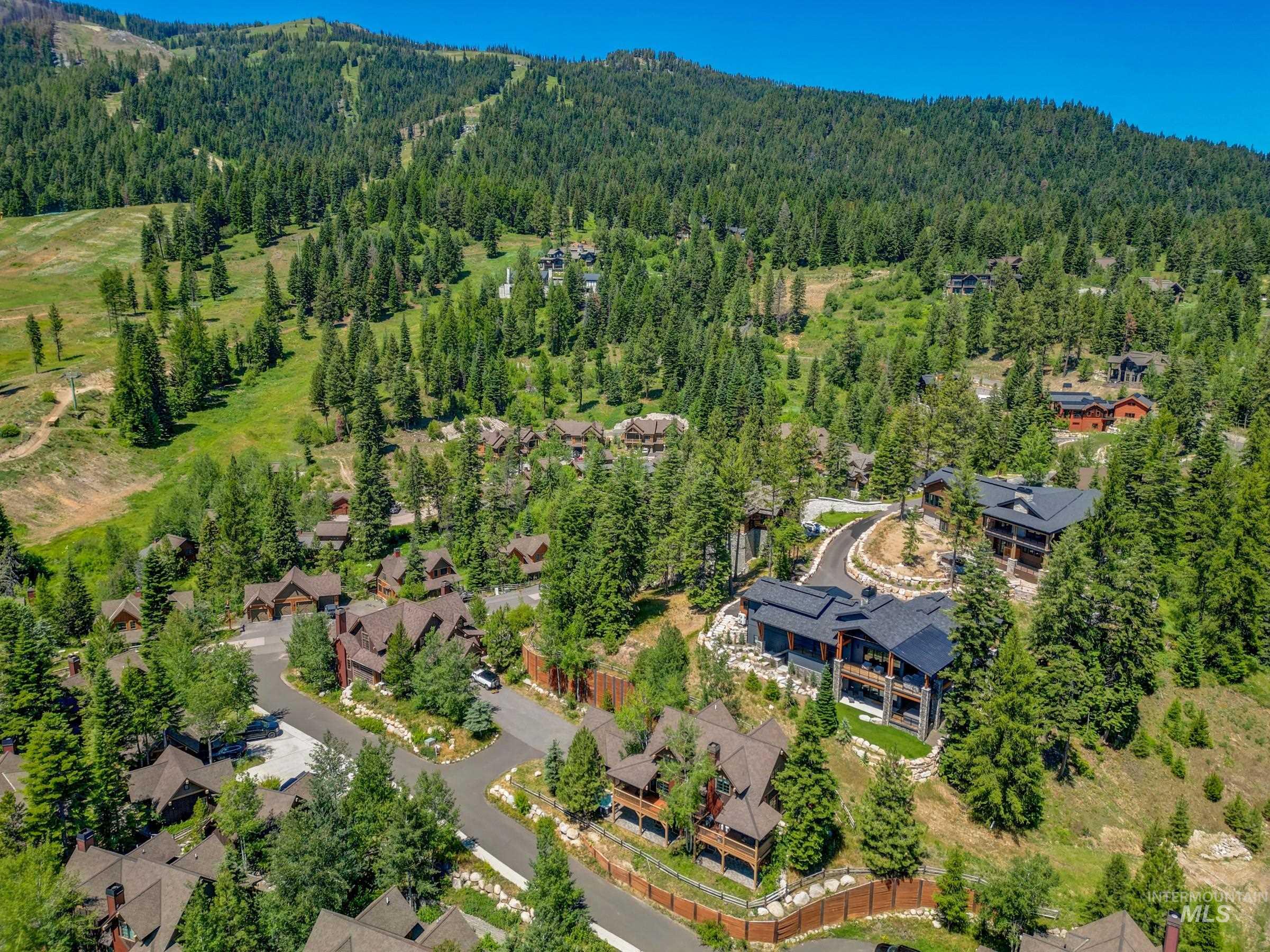 14 Golden Bench Court, Donnelly, Idaho 83615, 2 Bedrooms, 3 Bathrooms, Residential For Sale, Price $950,000, 98993017