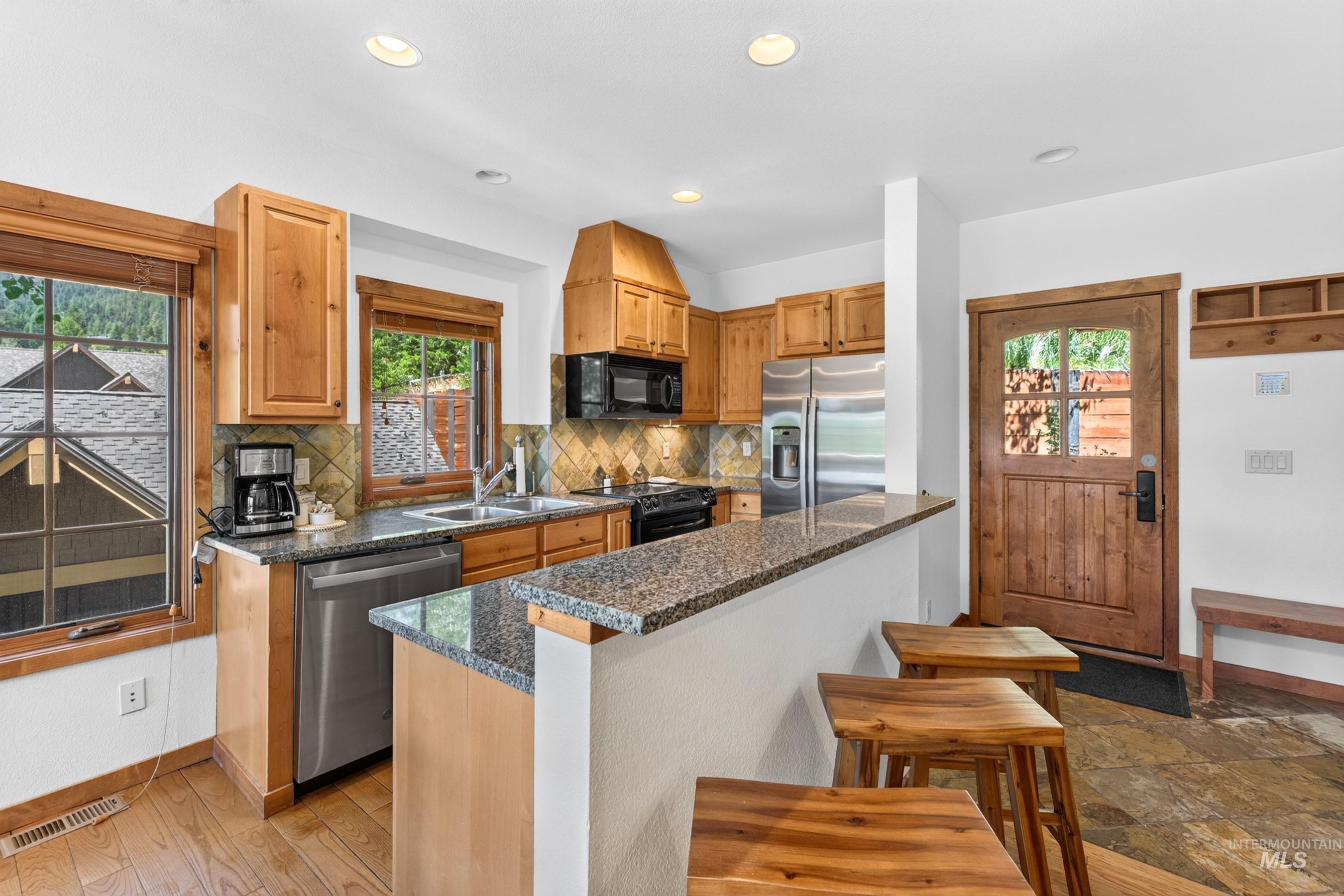 14 Golden Bench Court, Donnelly, Idaho 83615, 2 Bedrooms, 3 Bathrooms, Residential For Sale, Price $950,000, 98993017