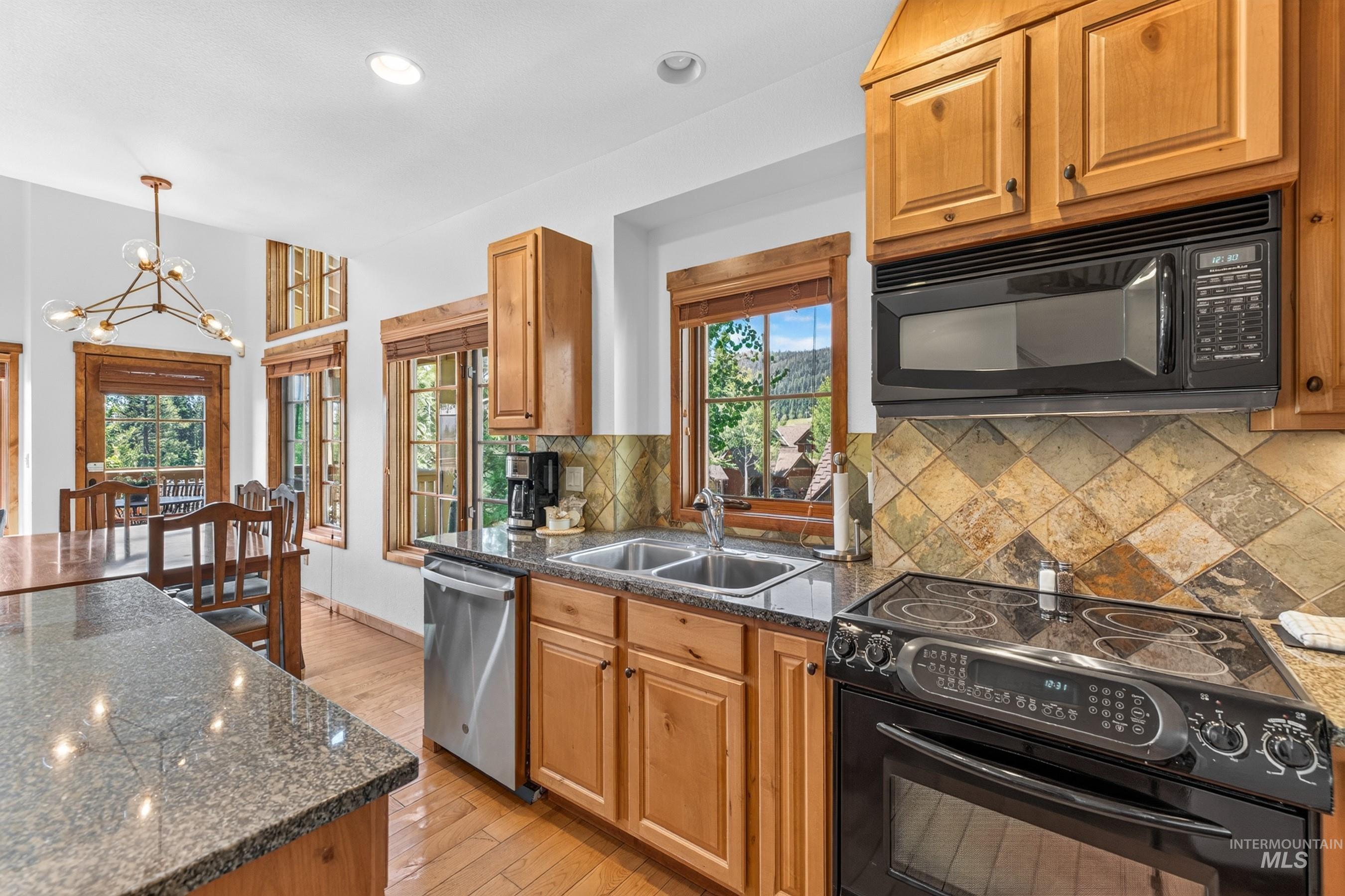 14 Golden Bench Court, Donnelly, Idaho 83615, 2 Bedrooms, 3 Bathrooms, Residential For Sale, Price $950,000, 98993017