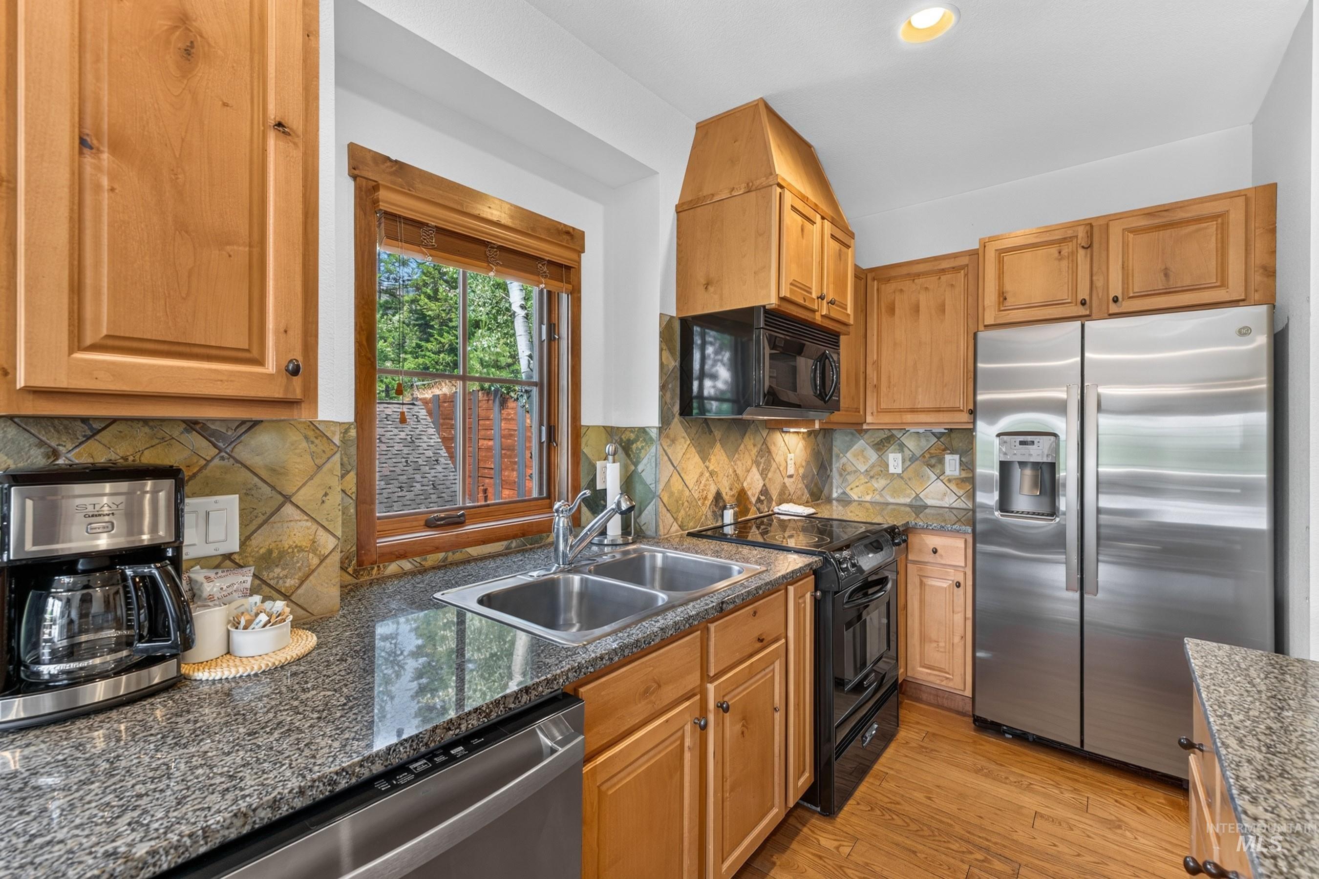 14 Golden Bench Court, Donnelly, Idaho 83615, 2 Bedrooms, 3 Bathrooms, Residential For Sale, Price $950,000, 98993017