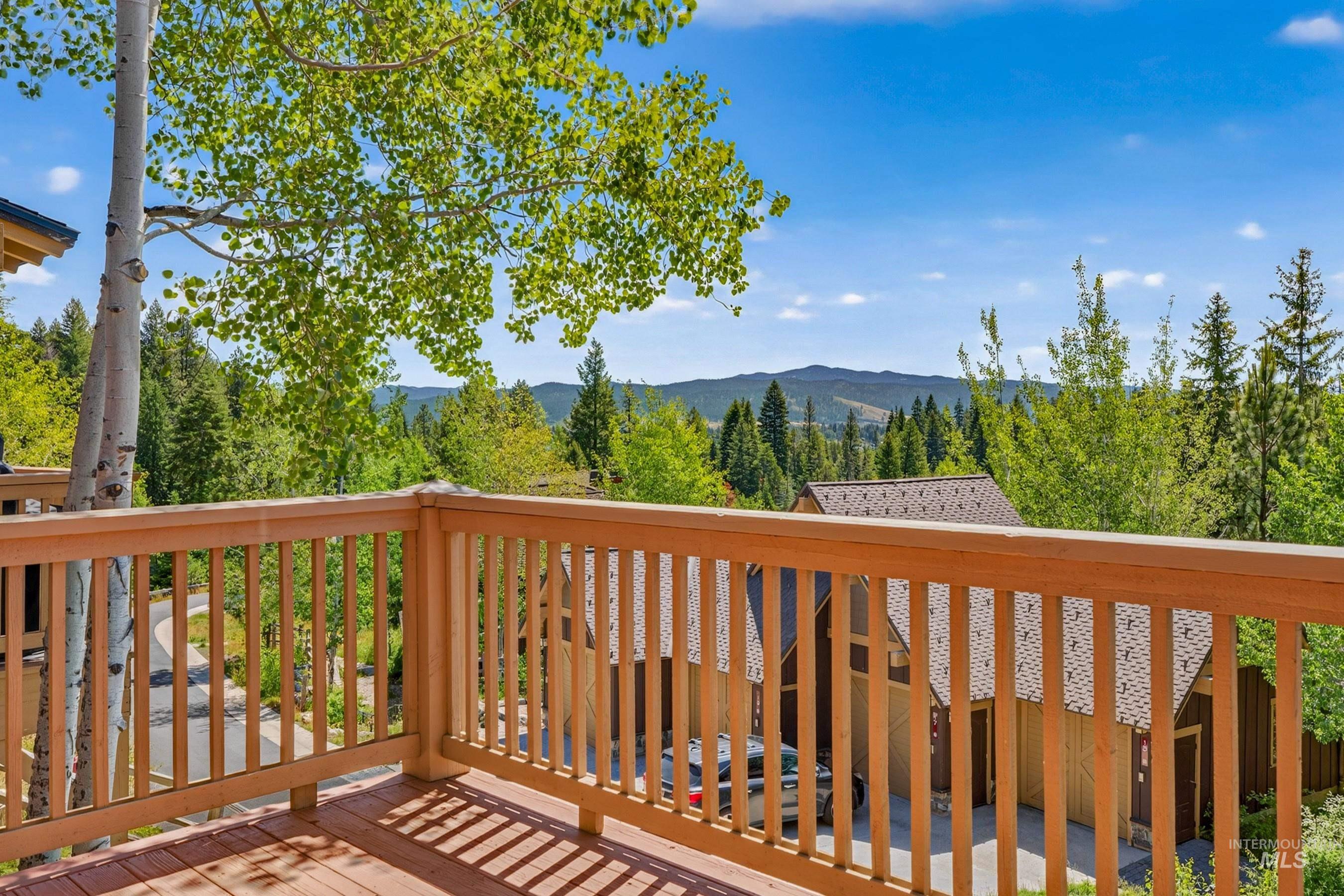 14 Golden Bench Court, Donnelly, Idaho 83615, 2 Bedrooms, 3 Bathrooms, Residential For Sale, Price $950,000, 98993017